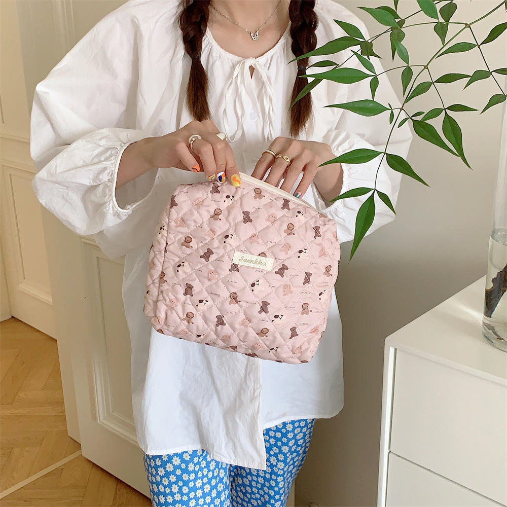 38242 Large-capacity hand-held storage bag, skincare and makeup bag, portable toiletry bag, multi-functional mommy bag Application Scenario