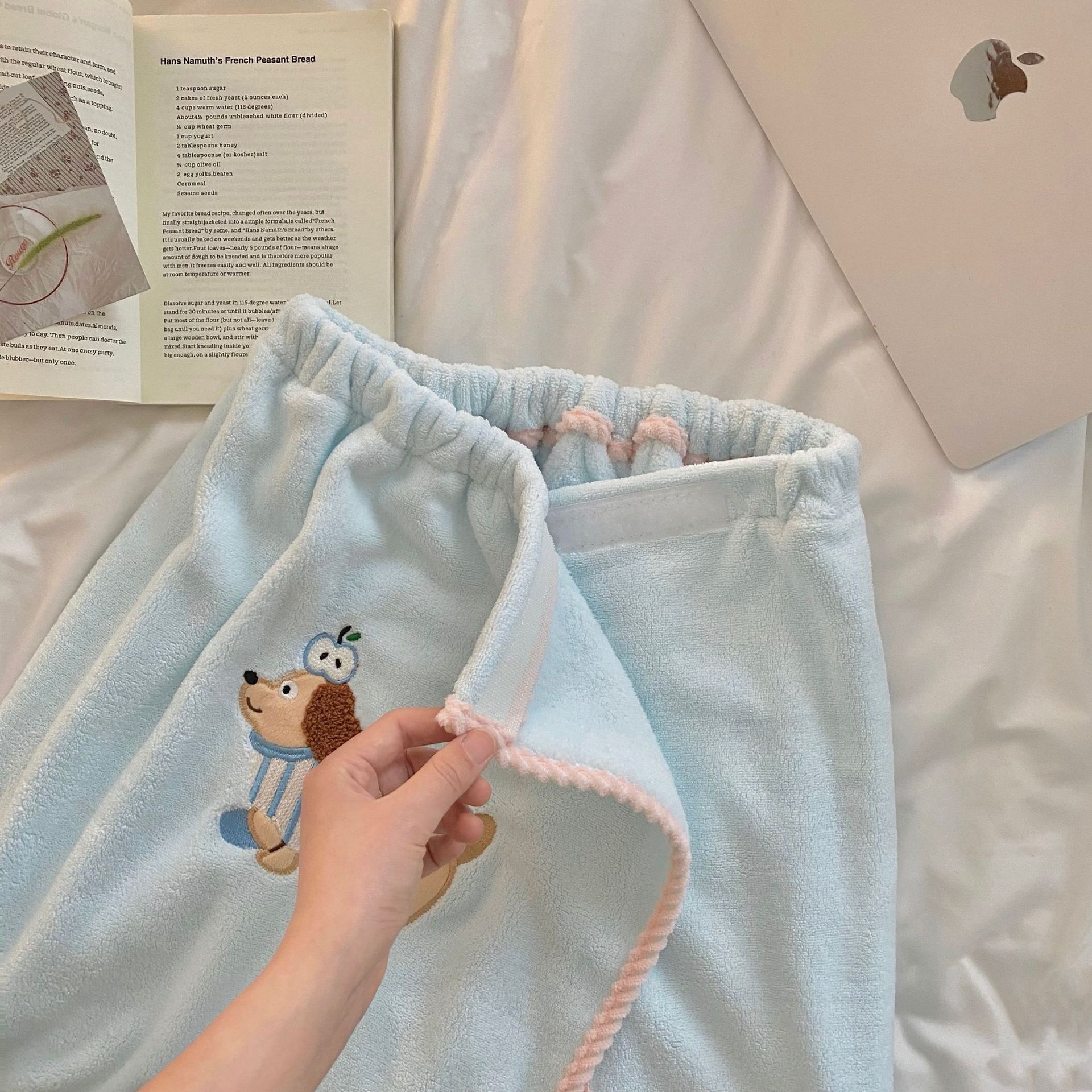 Cute cartoon apple Dachshund household towel and bath towel set for student dormitories. Coral fleece is skin-friendly, absorbent and dries quickly Specification drawing
