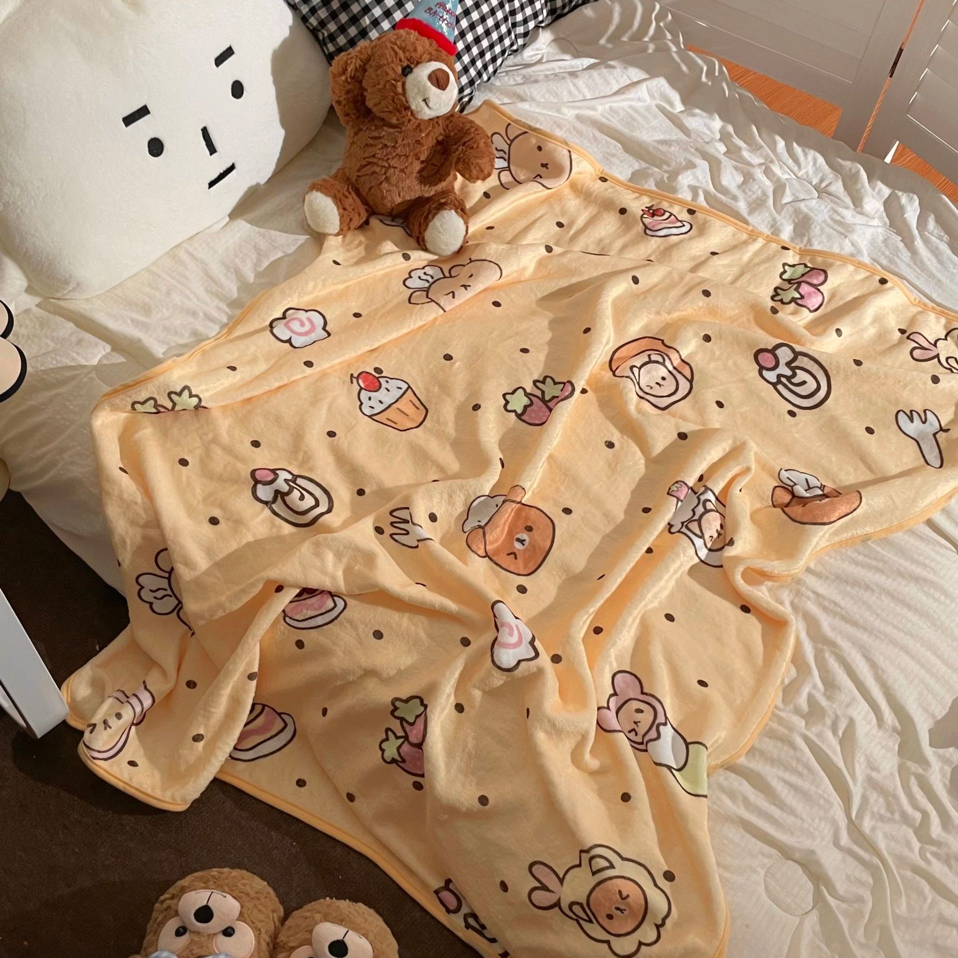 New cartoon yellow bear blanket, a perfect office nap and midday rest tool, coral fleece shawl blanket, air conditioning blanket details Picture