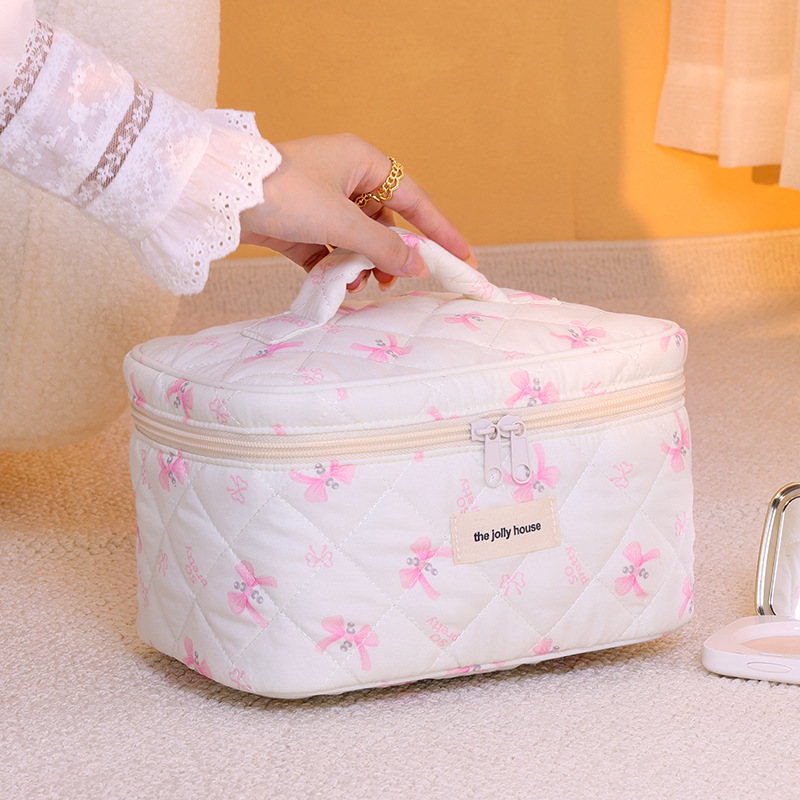 Small floral storage portable quilted cotton fabric bow makeup bag, large capacity, high-end multi-functional makeup bag Application Scenario