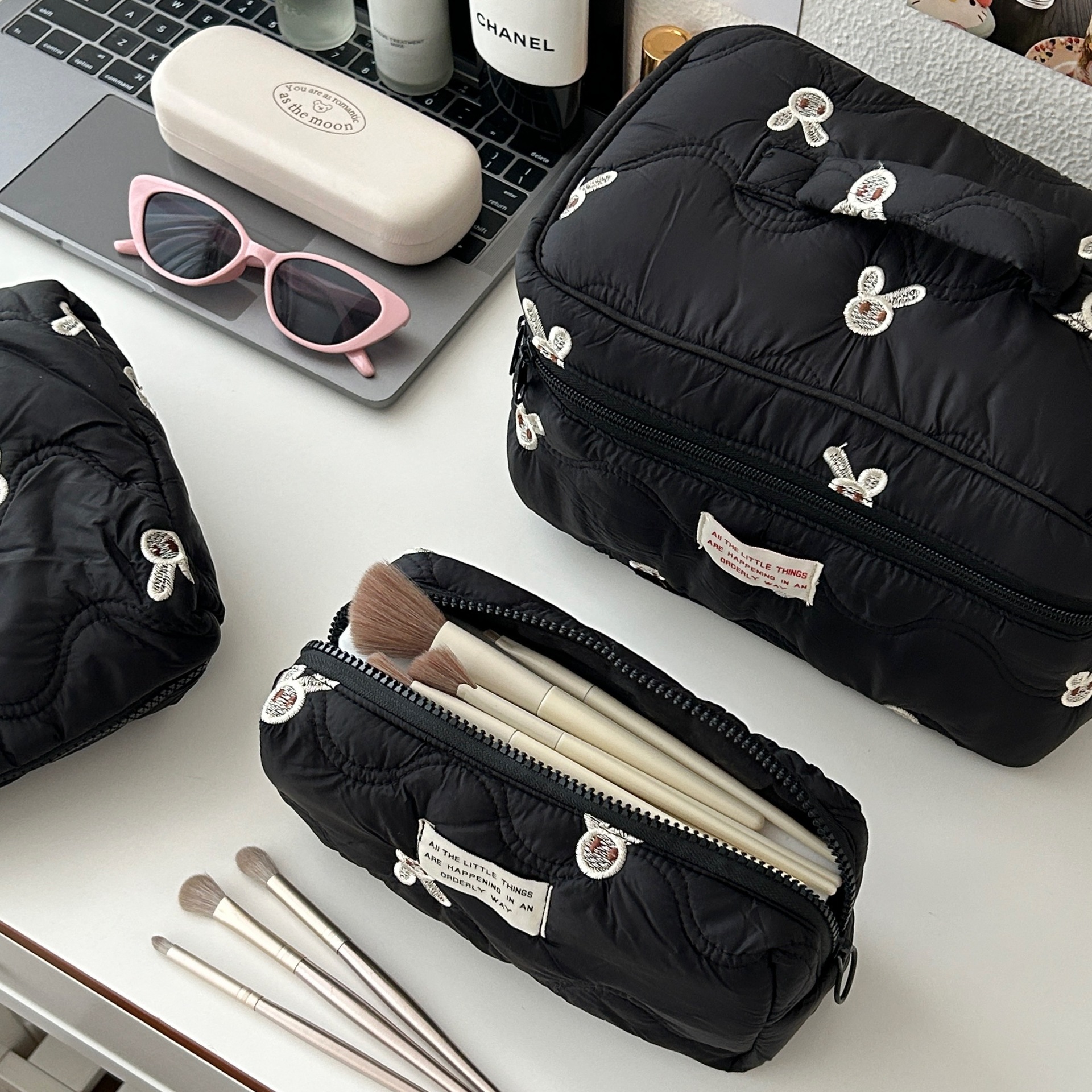 Original soft and cute embroidered rabbit ~ Exquisite makeup bag, the girl holds the bag together, travel skincare bag, storage bag inside Specification drawing