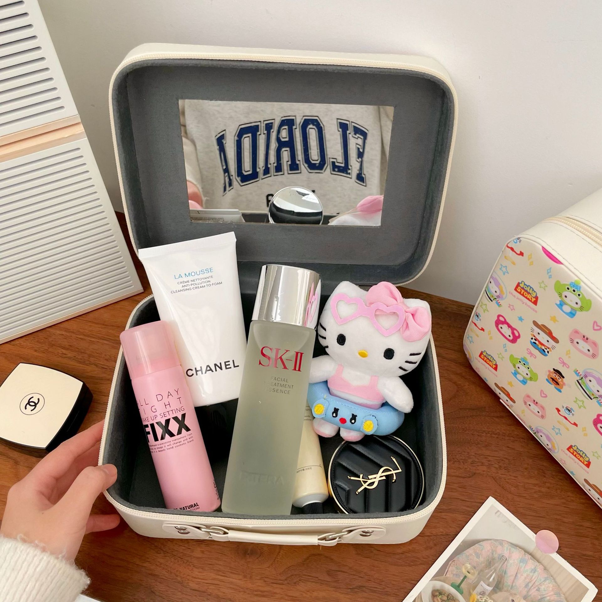 Cartoon Toy Story makeup box, high appearance level, large capacity with mirror, makeup bag, skin care product storage suitcase Application Scenario