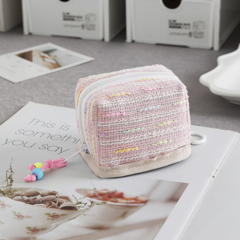 The new Ailun Xiaoxiangfeng is cute and portable, suitable for storing soft fabric cases of Apple wireless Bluetooth headphones Application Scenario