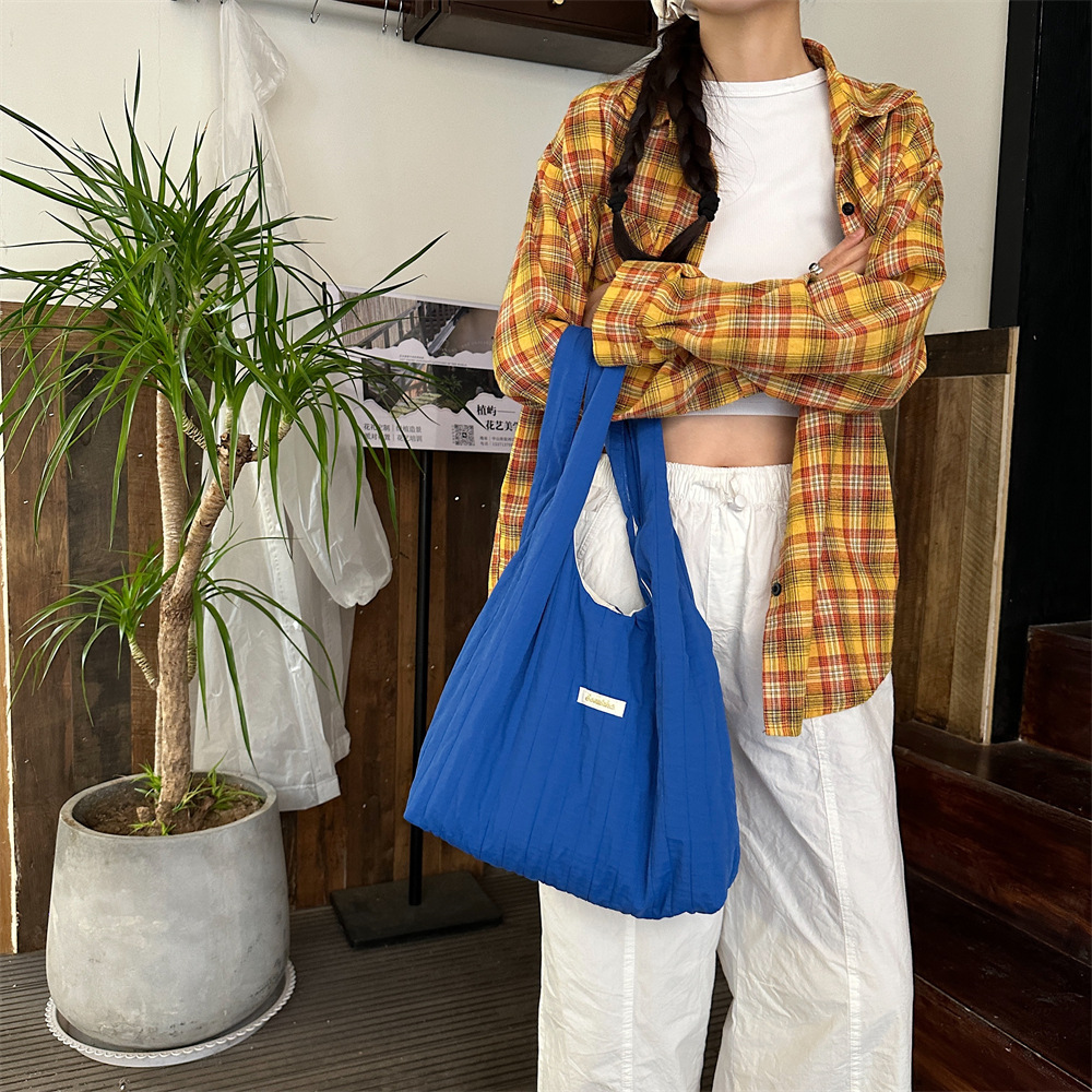 4943 ins simple single-shoulder women's bag, large capacity pleated solid color cloth bag, casual summer light new vest bag details Picture