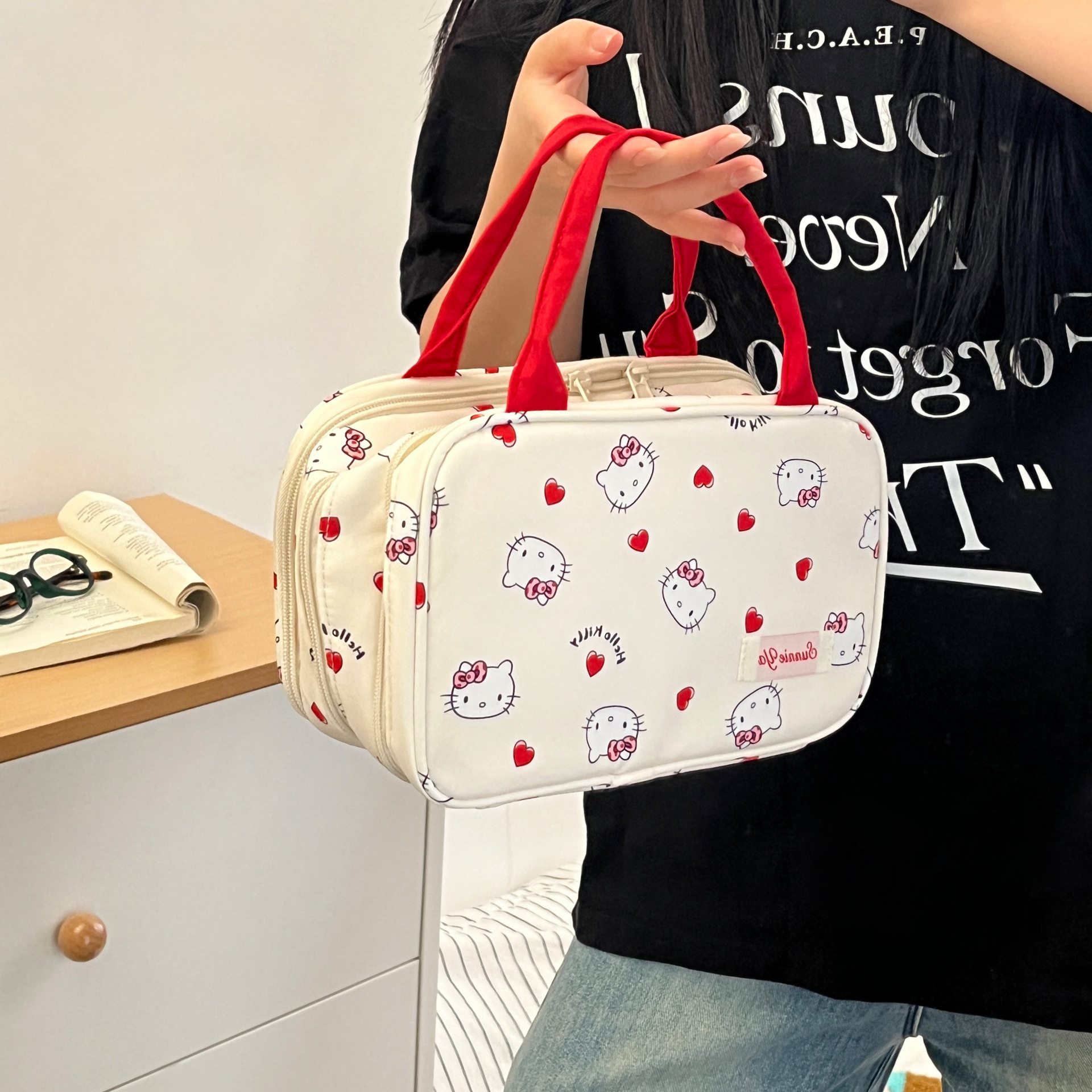 Cute cartoon cat makeup bag, large-capacity cosmetics storage bag, portable for women to go out, zoned and layered makeup bag details Picture