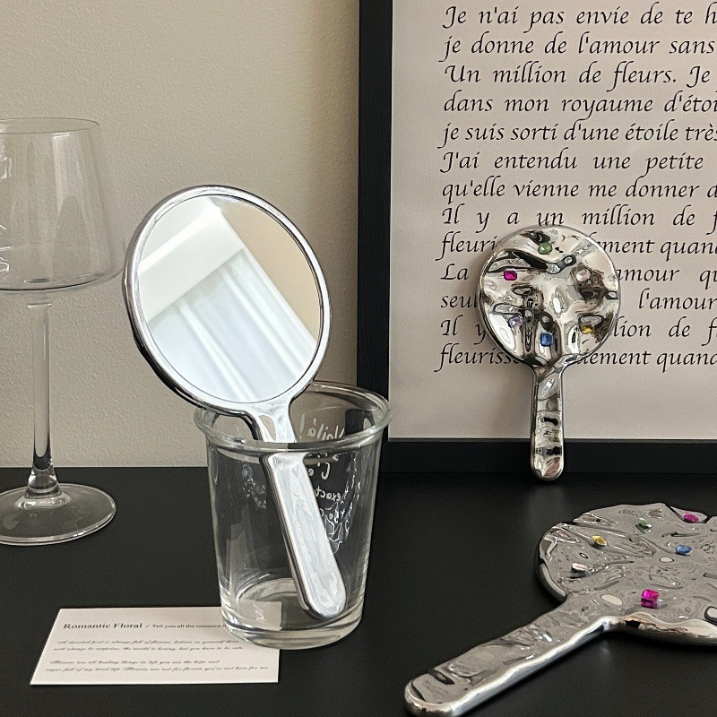 Diamond-encrusted hot girl handheld makeup mirror, ins style, high-end, portable high-definition retro small mirror, handle-type touch-up mirror Specification drawing