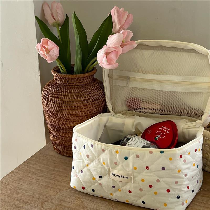 2023 Fresh and cute cotton makeup bag, niche portable toiletry and storage bag, Round Point Instagram cute box bag Application Scenario