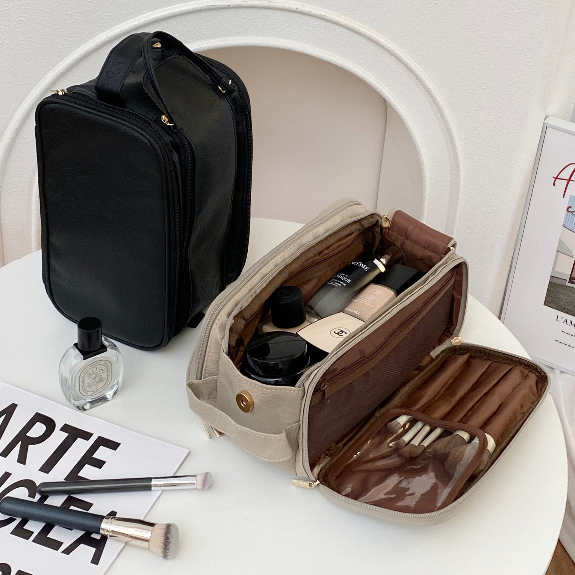 New large-capacity cosmetic bag for cosmetics storage, portable for travel, hand-held cosmetic bag for women, with compartments and layers details Picture