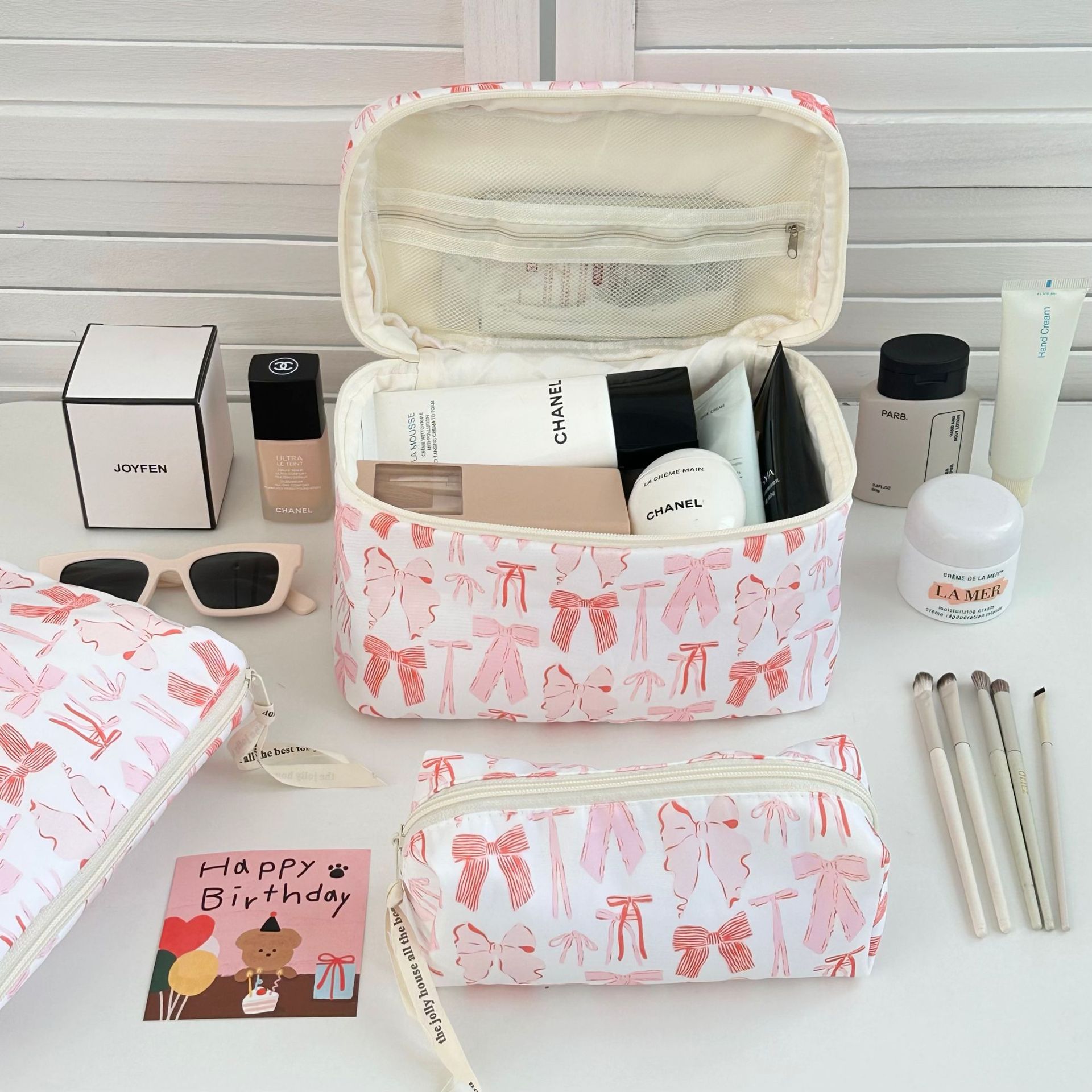 Pink bow makeup bag, large-capacity girl's heart storage bag, student dormitory cosmetics and toiletries storage bag Specification drawing
