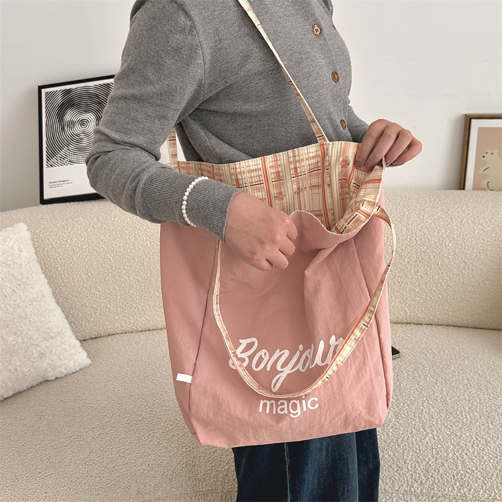 41061 Korean style InS-style retro checkered tote bag 2024 Canvas bag large capacity student class shoulder bag Application Scenario