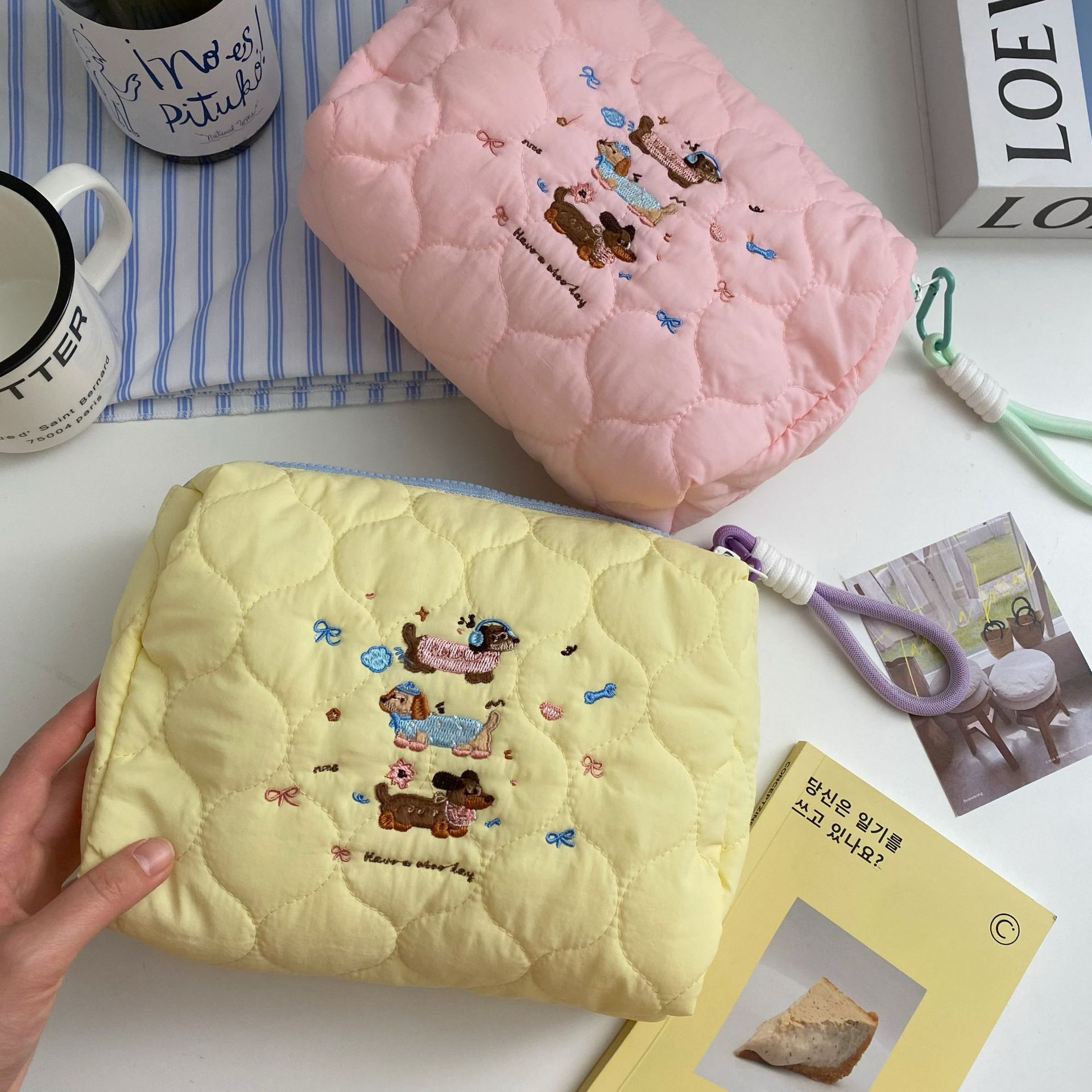 Cute embroidered puppy makeup bag, portable hand-held bag with lanyard, large capacity travel skin care products, hand-held bag mouth red envelope Specification drawing