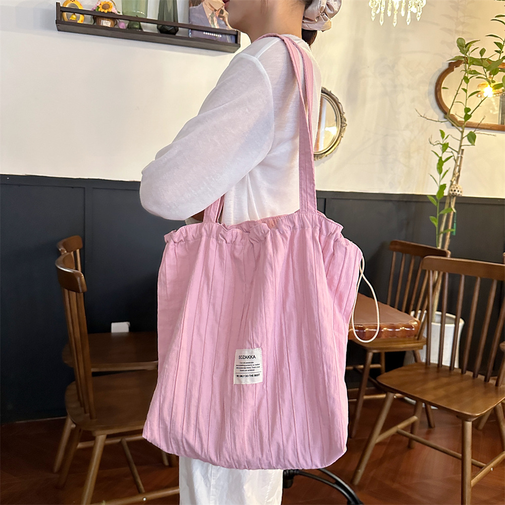 New 4941 striped drawstring single-shoulder bag, laid-back style tote fabric bag, large capacity commuter bag, student class bag Application Scenario