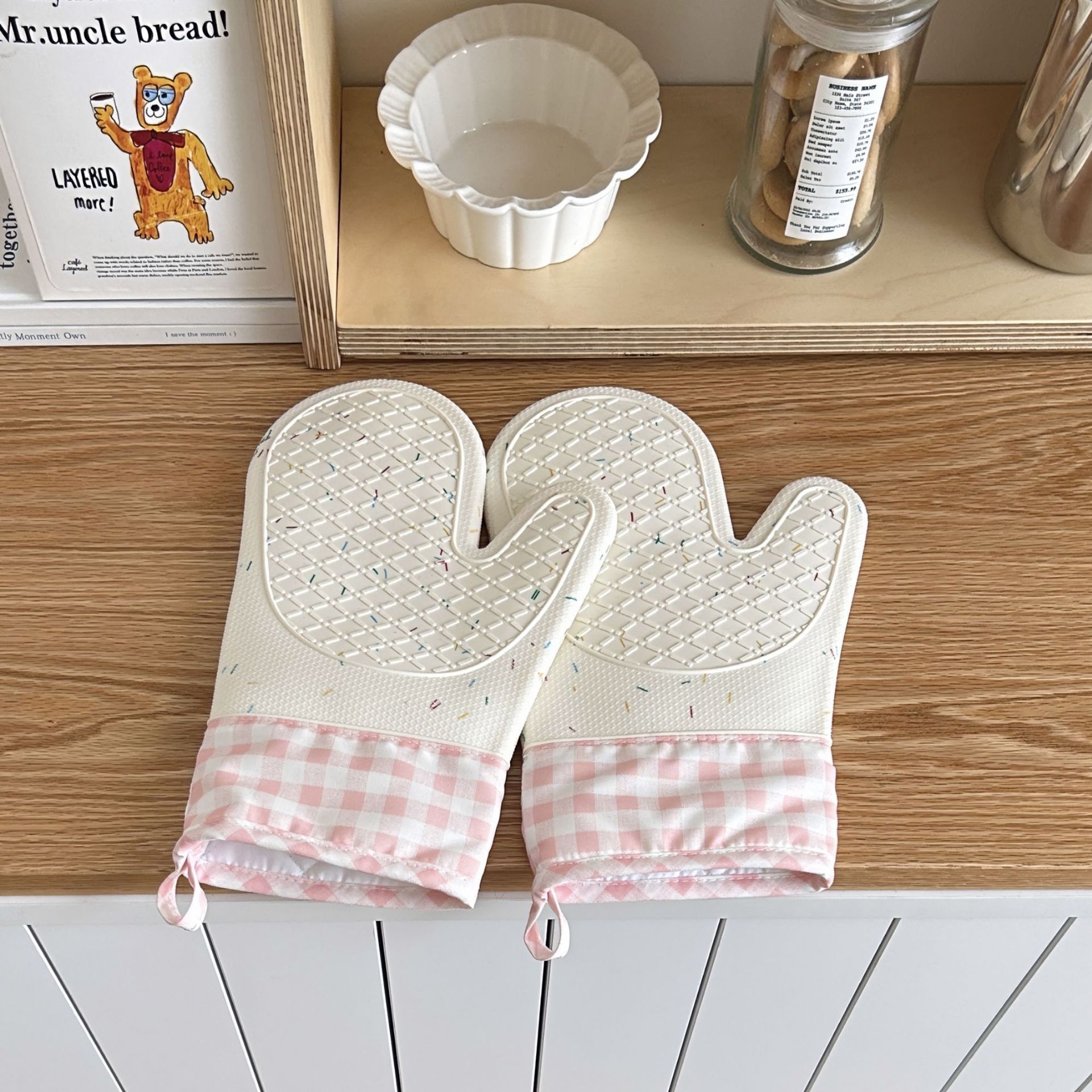 Heat-insulating and heat-resistant hand covers, oven gloves, kitchen thickened high-temperature resistant microwave baking tools, cute silicone gloves details Picture
