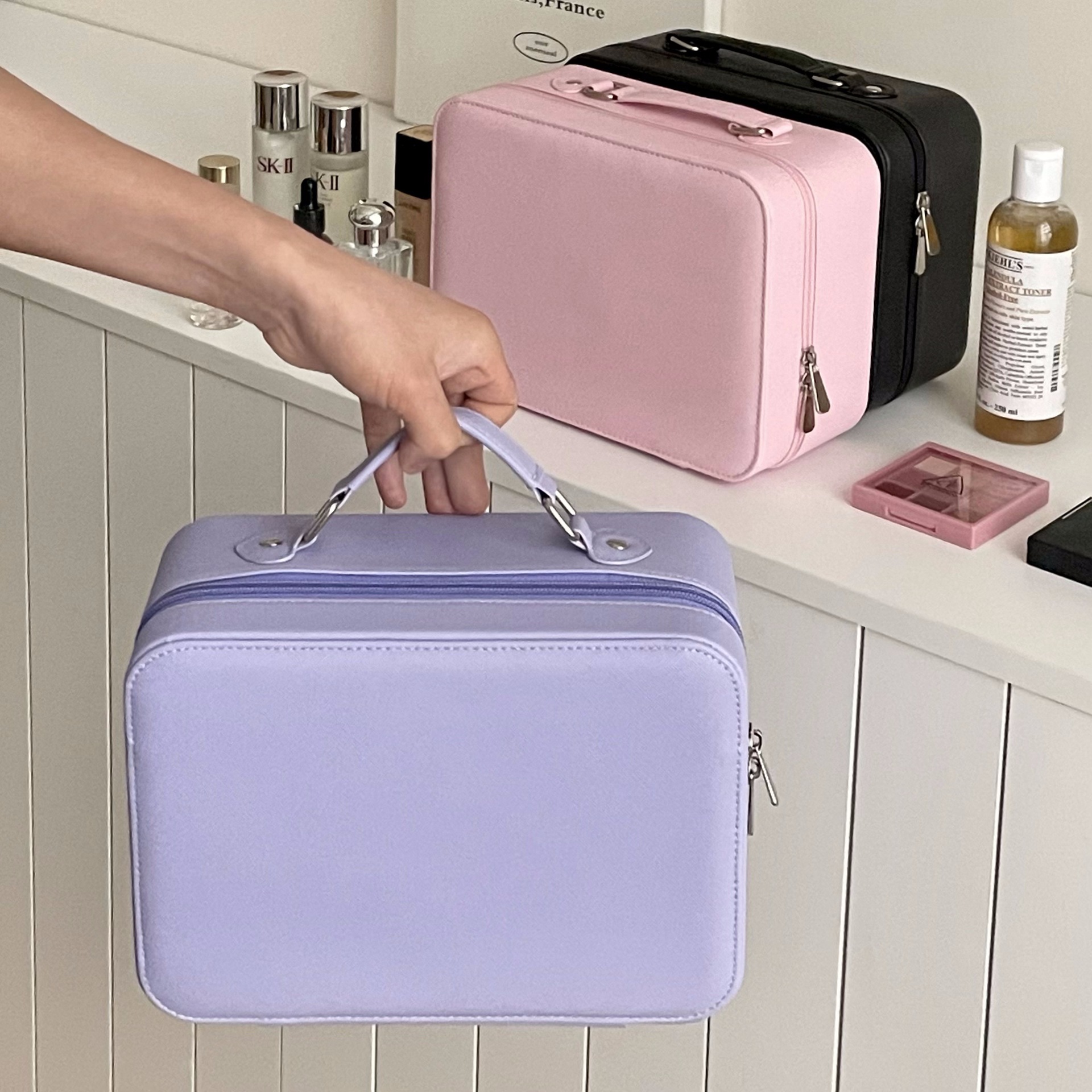 A new minimalist and mirror-equipped women's ins portable large-capacity makeup case and travel toiletry storage bag Item Picture