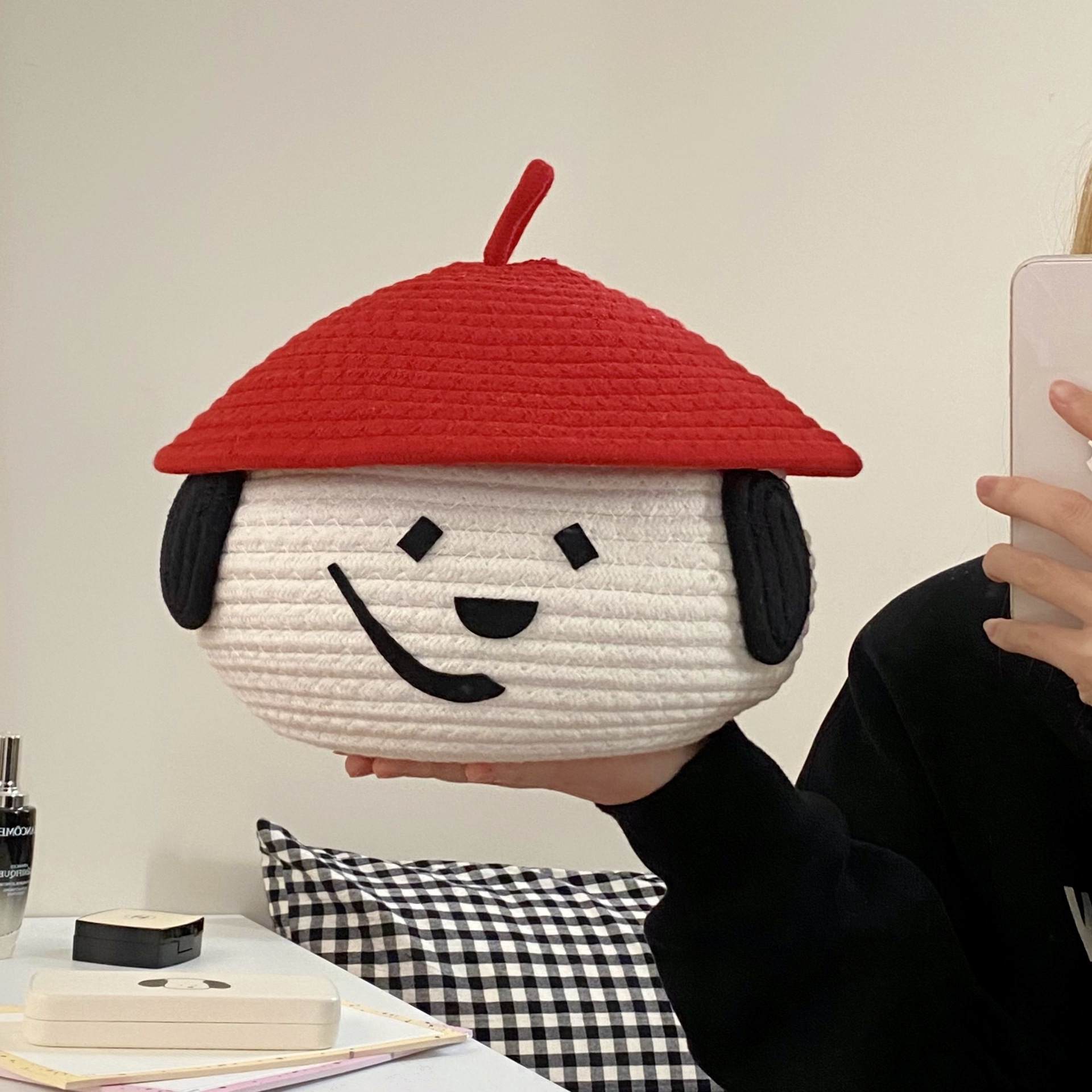 Cute crooked-mouthed cotton thread basket, home covered miscellaneous storage woven basket, desktop dust-proof decorative item storage basket, storage basket Application Scenario