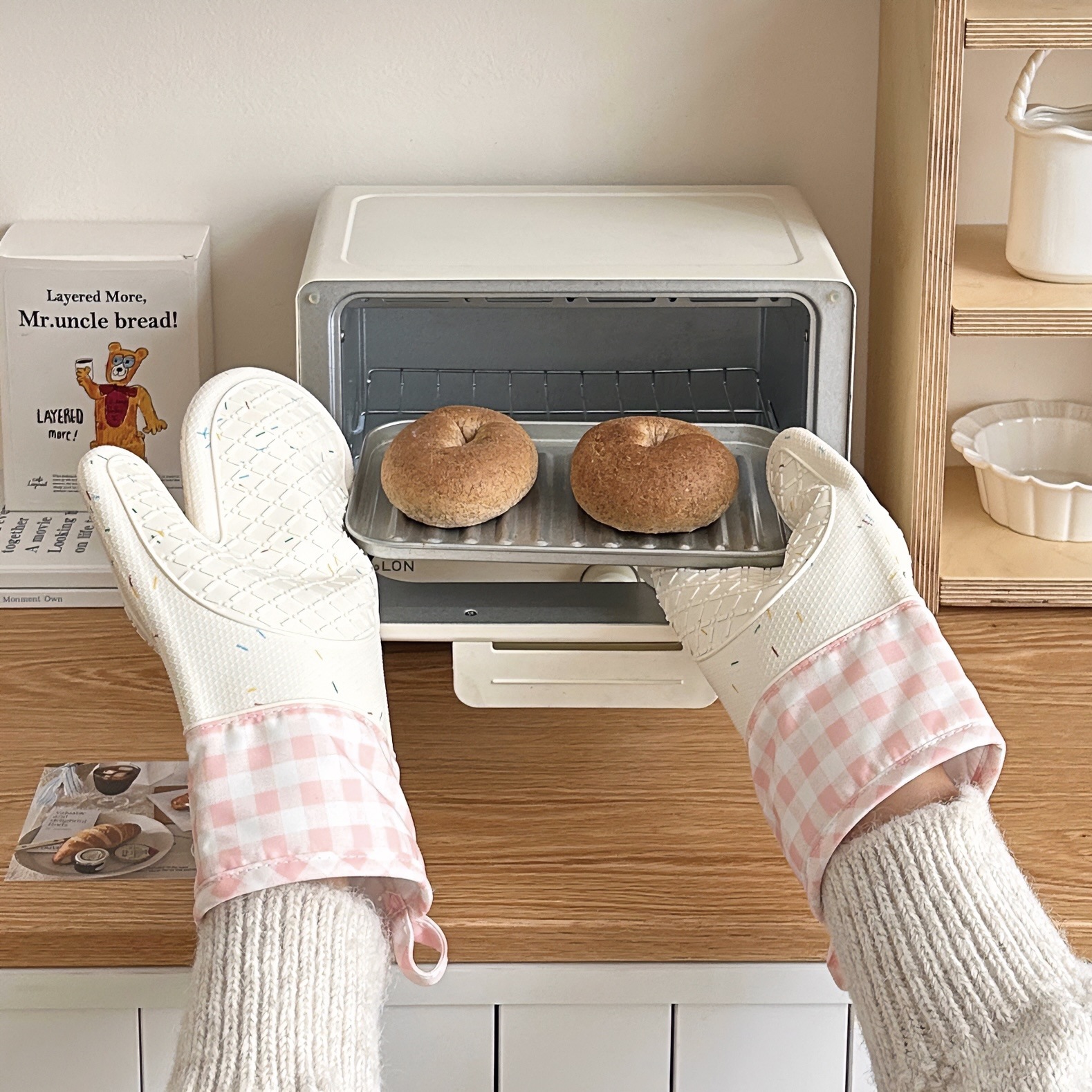 Heat-insulating and heat-resistant hand covers, oven gloves, kitchen thickened high-temperature resistant microwave baking tools, cute silicone gloves Specification drawing