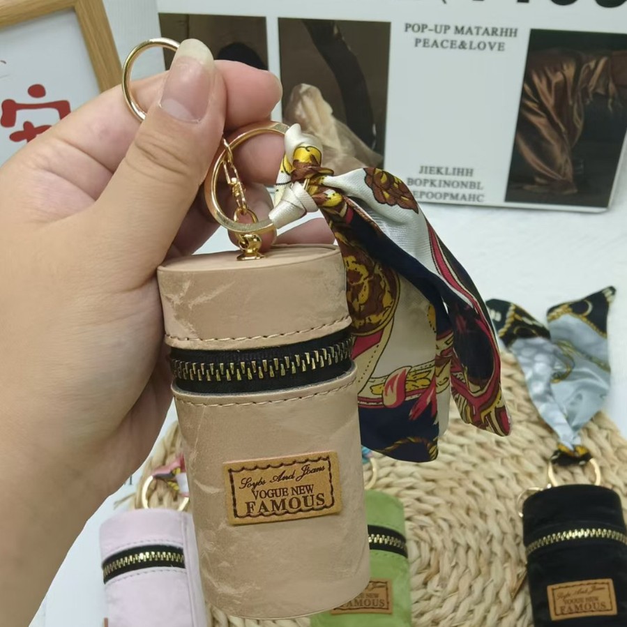 Wholesale of 2024 new fine velvet texture fabric red envelope keychain mini bags Specification drawing