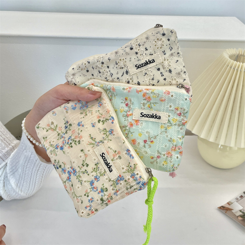 410111 Small makeup bag, fresh and small floral portable touch-up storage bag, clutch bag, zipper lipstick storage Application Scenario