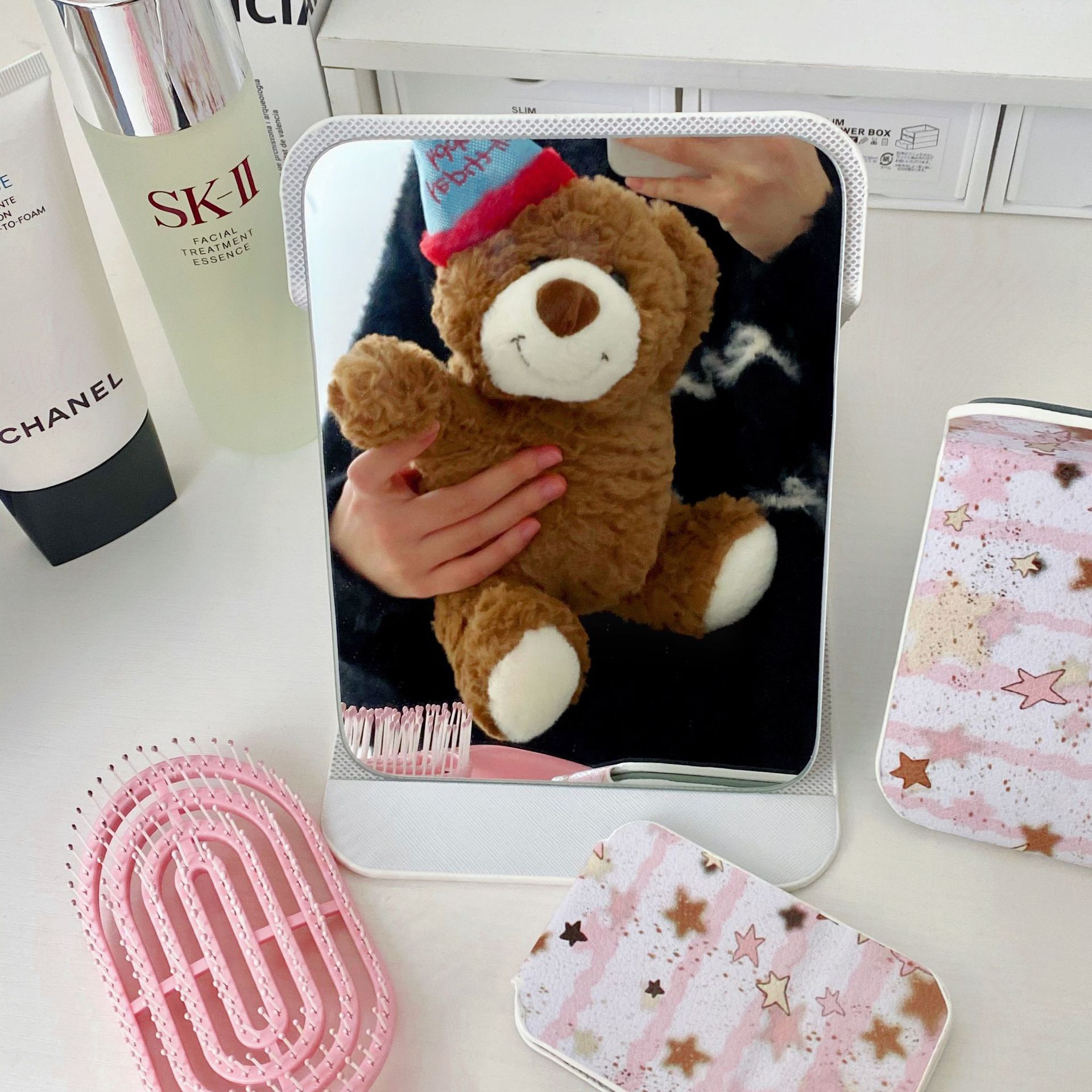 Strawberry Star Folding Mirror for women, portable office, dormitory, home, makeup mirror, standing dressing mirror, small portable mirror Application Scenario