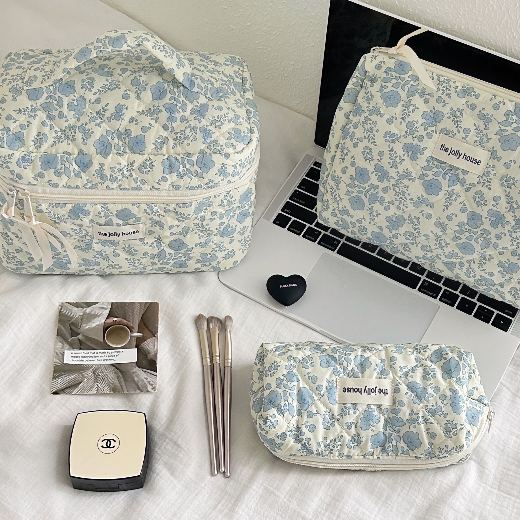 Fresh and delicate floral makeup bag, large-capacity cosmetics storage bag, portable hand-held toiletry bag, makeup bag for girls full figure