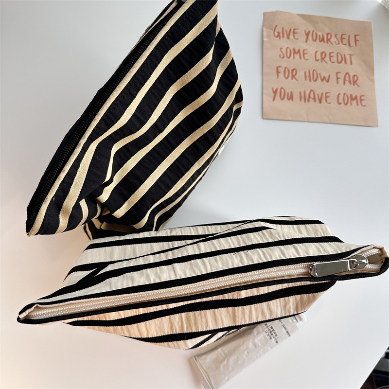 New 3431 patchwork striped cosmetic bag, large-capacity portable travel and business trip skincare storage bag, toiletry bag details Picture