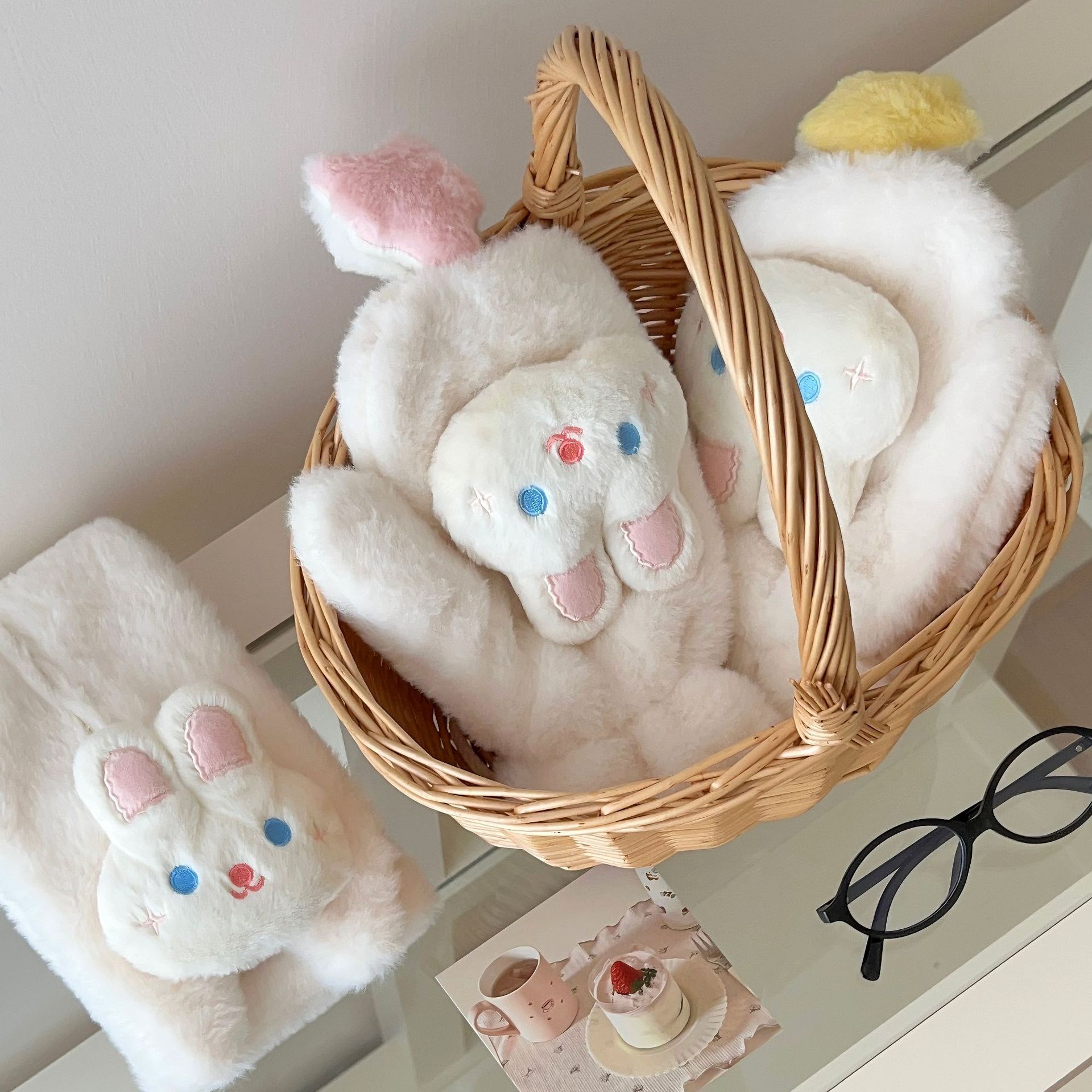 Cute star-shaped rabbit plush mitten gloves for women to keep warm in winter, with fleece around the neck to protect against the cold and a versatile neck wrap for women Specification drawing