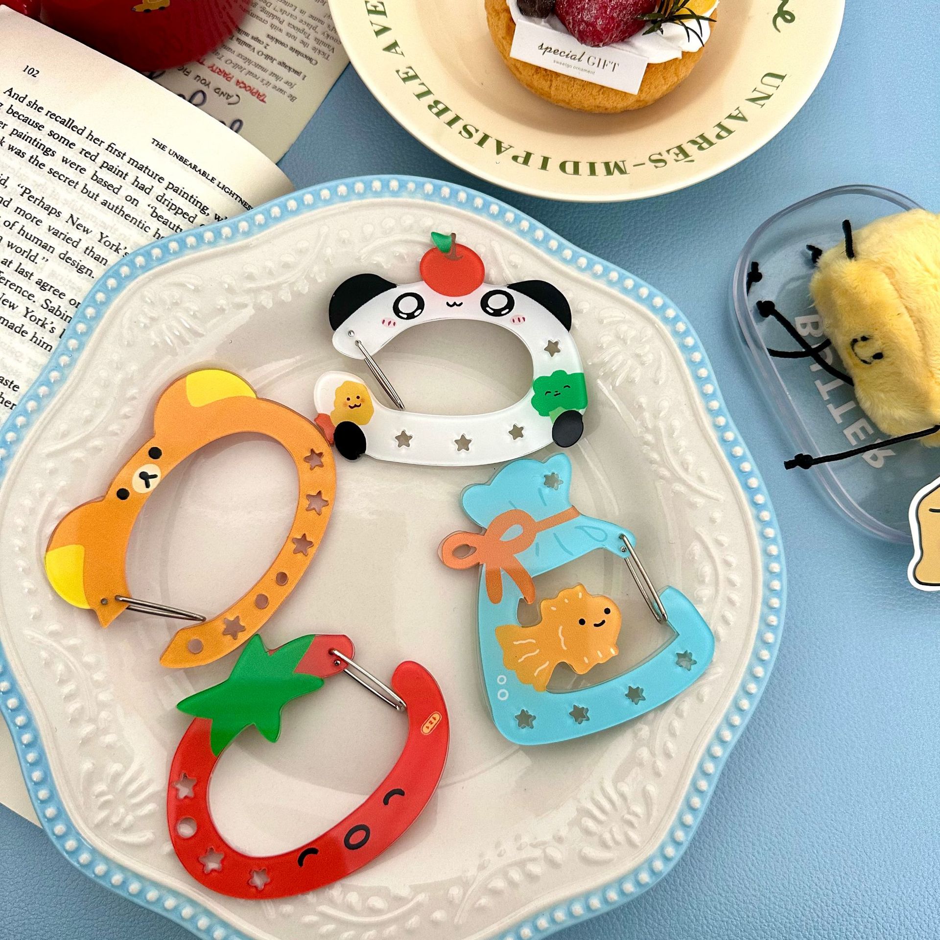 The same style of fruit pie acrylic material tomato and tomato panda easy mountain climbing keychain as Xiaohongshu full figure