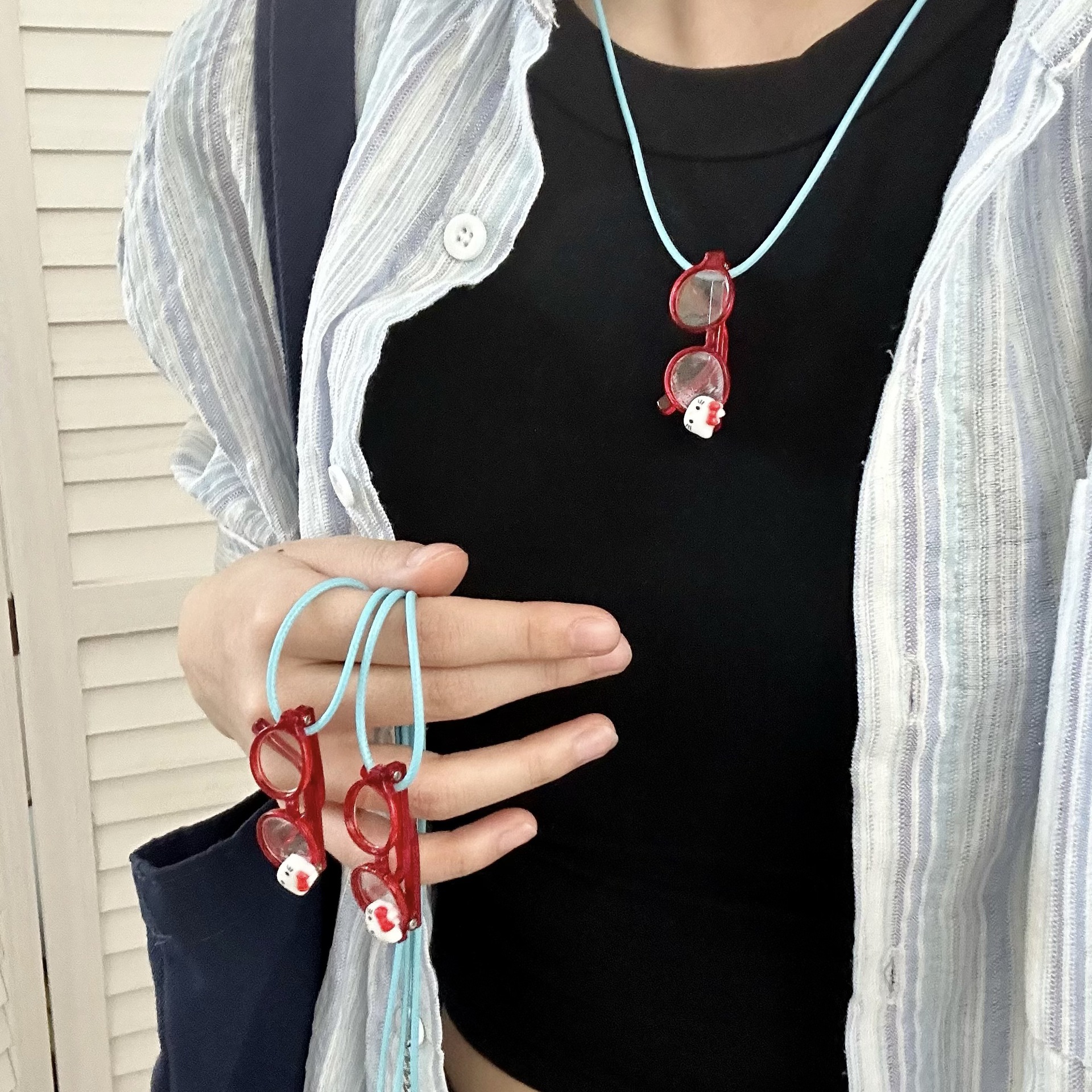 The same style necklace as Xiaohongshu, cute cat, red-framed glasses, pendant, sky-blue rope necklace, a childlike and fun decoration full figure