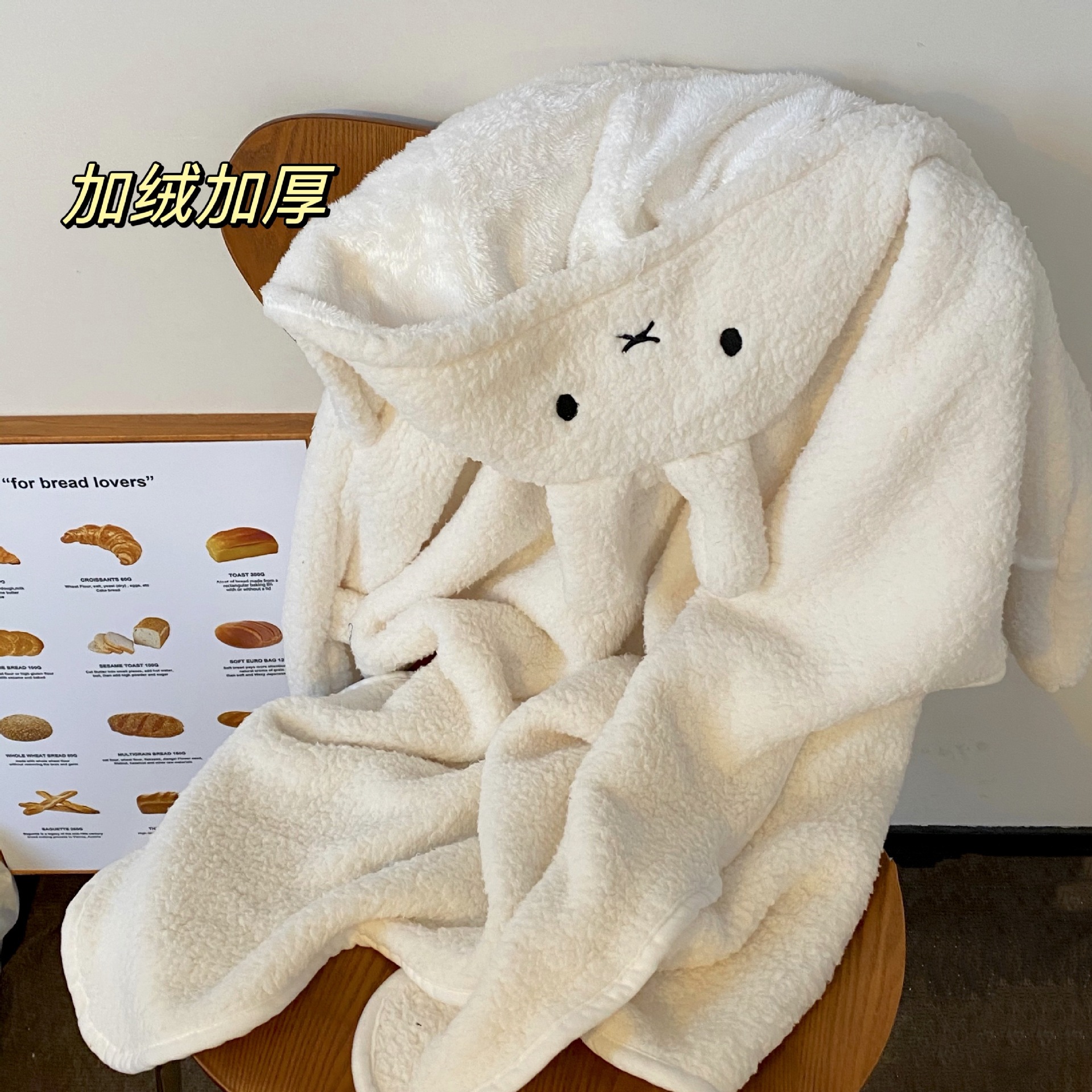 Original design 2024 new thickened warm blanket, cute cartoon bear shawl, hat, nap blanket for children Application Scenario