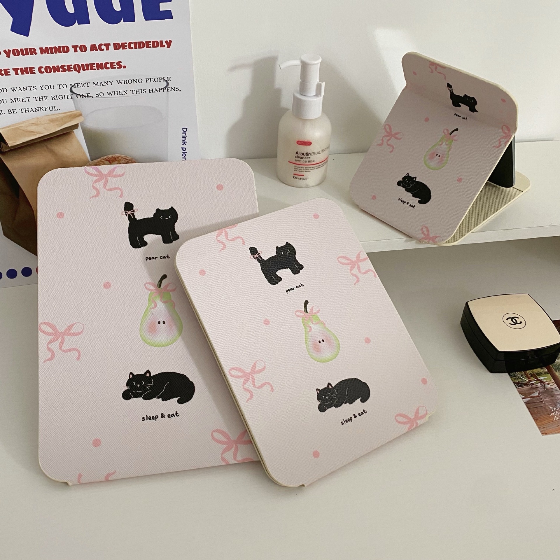 Cat bow folding mirror, ins student dormitory portable mirror, home makeup mirror, table-style dressing mirror, female Specification drawing