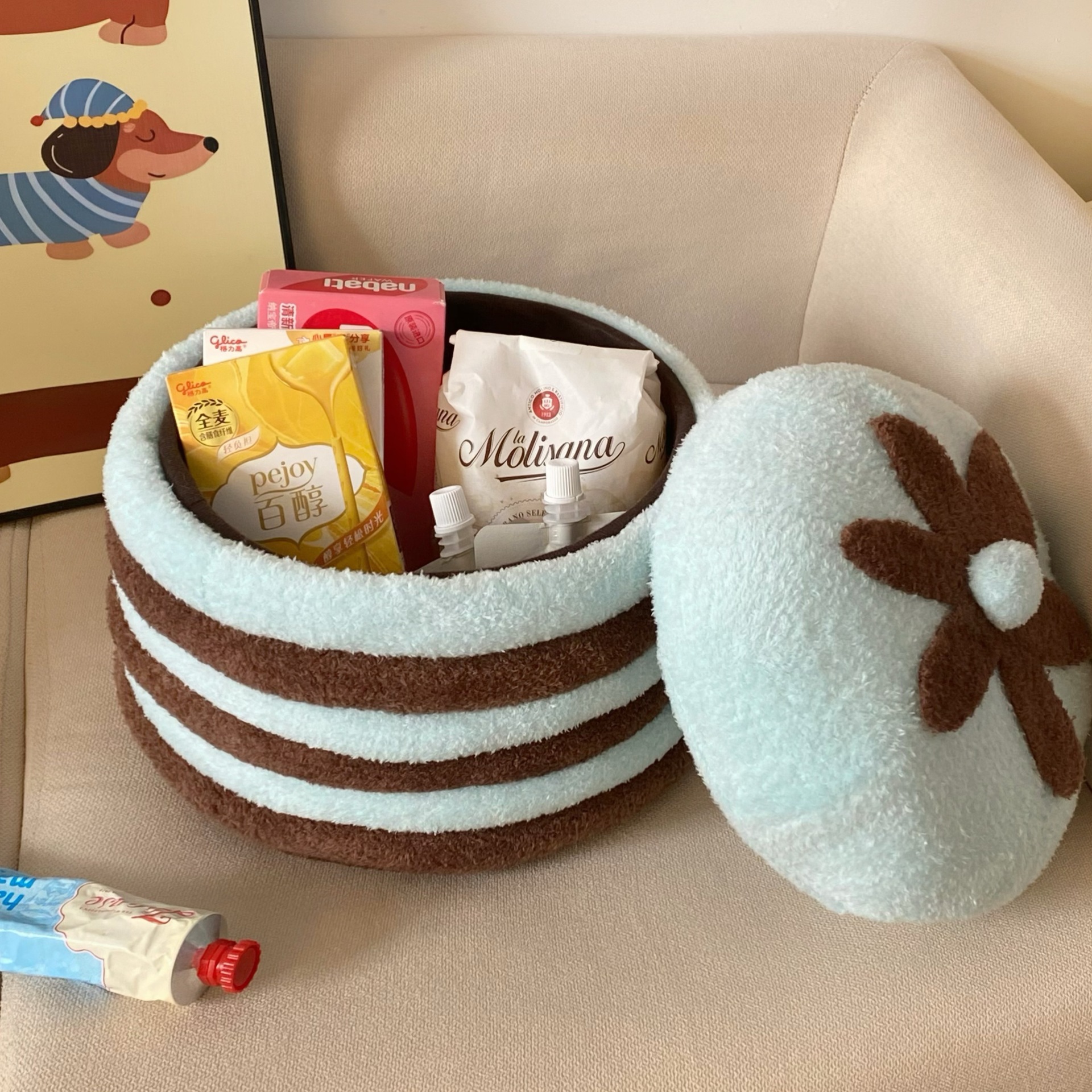 A cute covered storage stool for the living room, a storage box, a shoe-changing low stool for the entrance, and a sitting stool details Picture