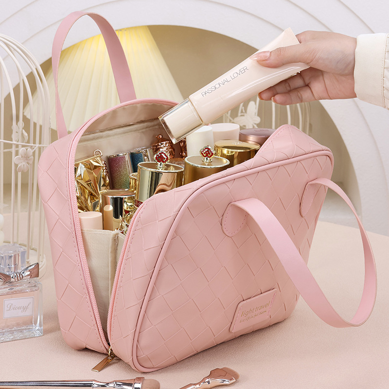 The new tagi cosmetic bag with a large-capacity woven checkered crescent hand enhances the appearance level. It can store travel cosmetics and toiletries Application Scenario