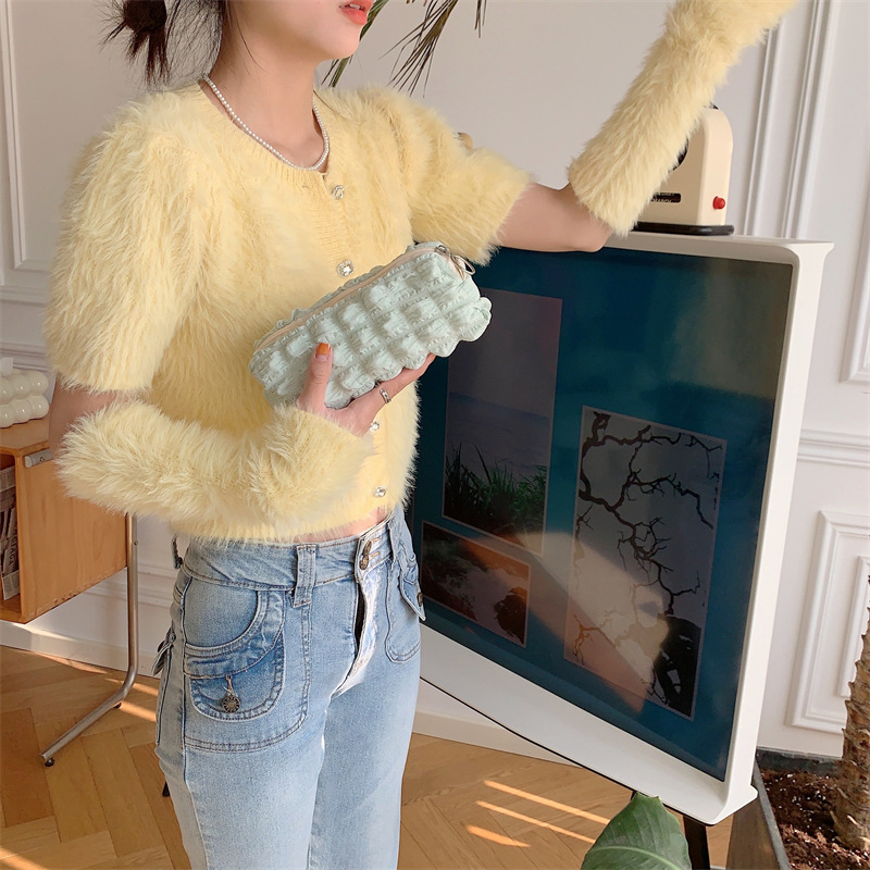【 In Stock 】32241 Soft and fluffy pen case, Bubble stationery bag, Girl Storage Bag, Pleated makeup bag, girl Application Scenario