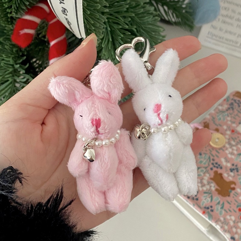 Heart-shaped beaded rabbit pendant, Ins-style cute keychain pendant, toy doll, figurine, bag pendant decoration Application Scenario