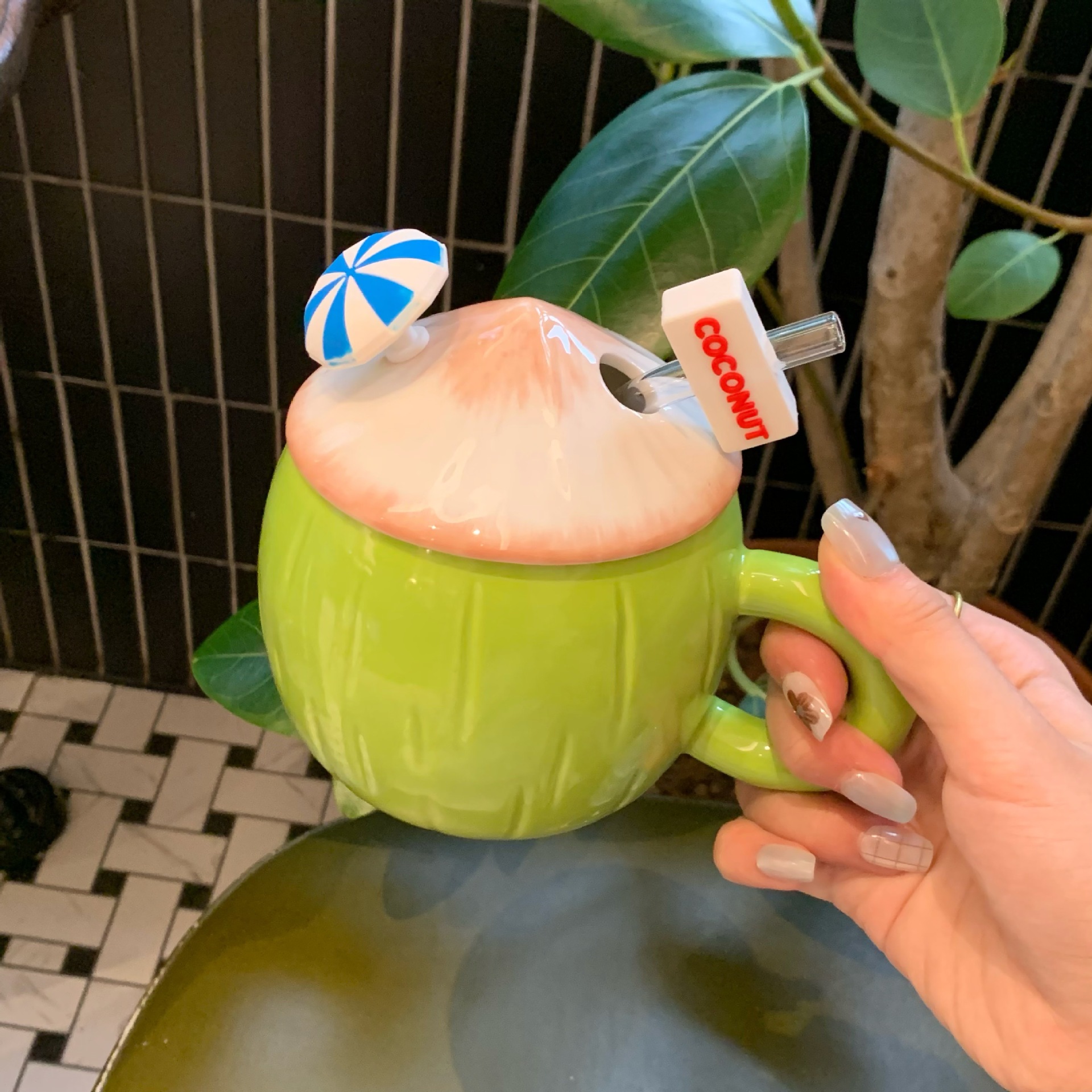 Creative coconut mugs for girls' home use with LIDS, student breakfast milk oat straw cups, dessert cups, souvenirs Specification drawing