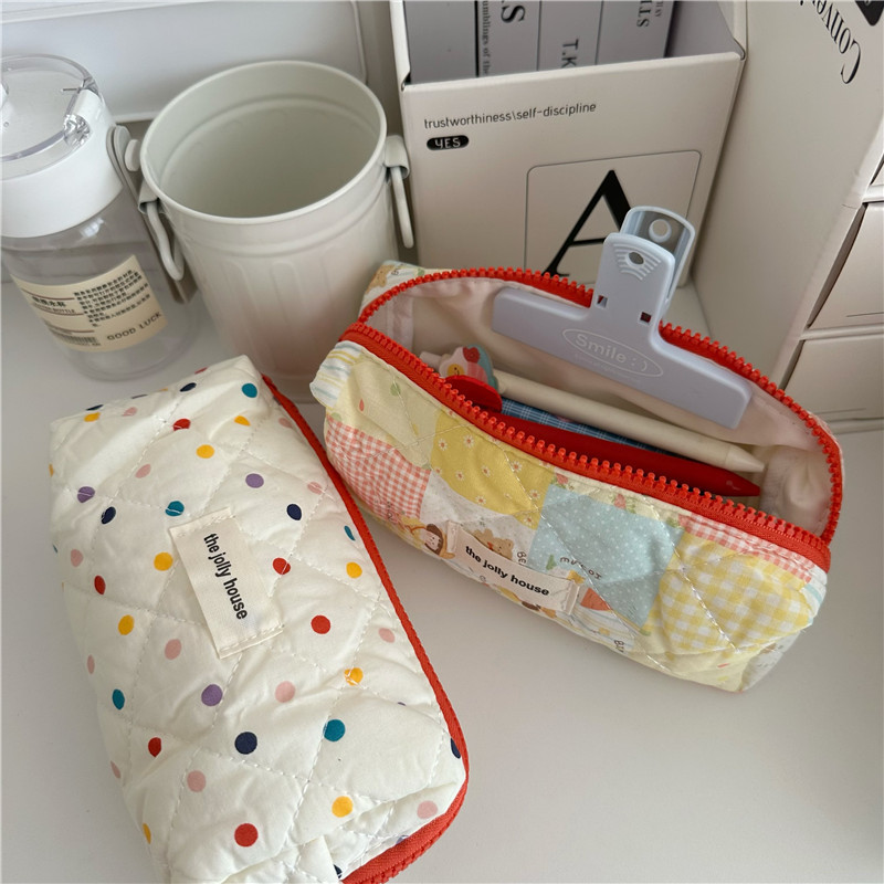 A cute cartoon polka dot pen case with high appearance standards, a large-capacity stationery bag for Korean primary and secondary school students, and a multi-functional storage bag for girls Application Scenario