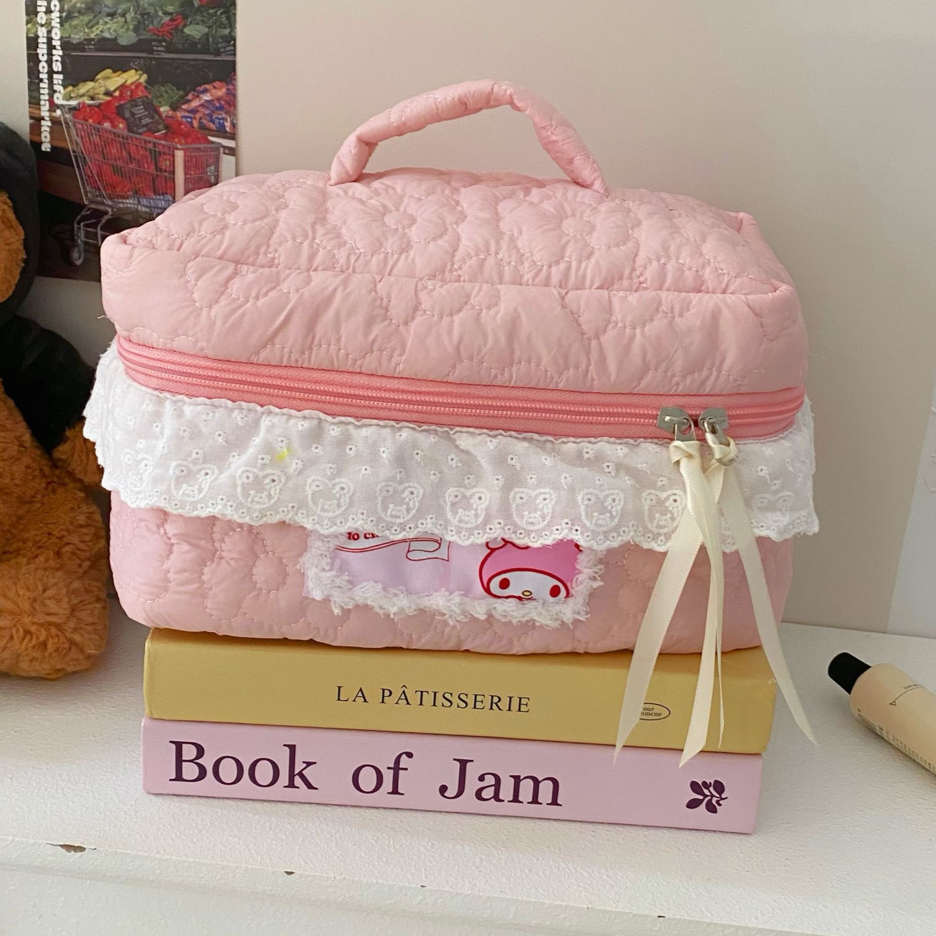 Lace candy-colored cartoon makeup bag, large-capacity storage bag, student portable travel toiletries bag, hand-held storage bag Application Scenario