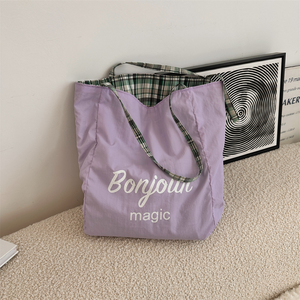 49281 New large-capacity, simple single-shoulder checkered bag, lightweight commuting canvas bag, double-sided tote bag Application Scenario
