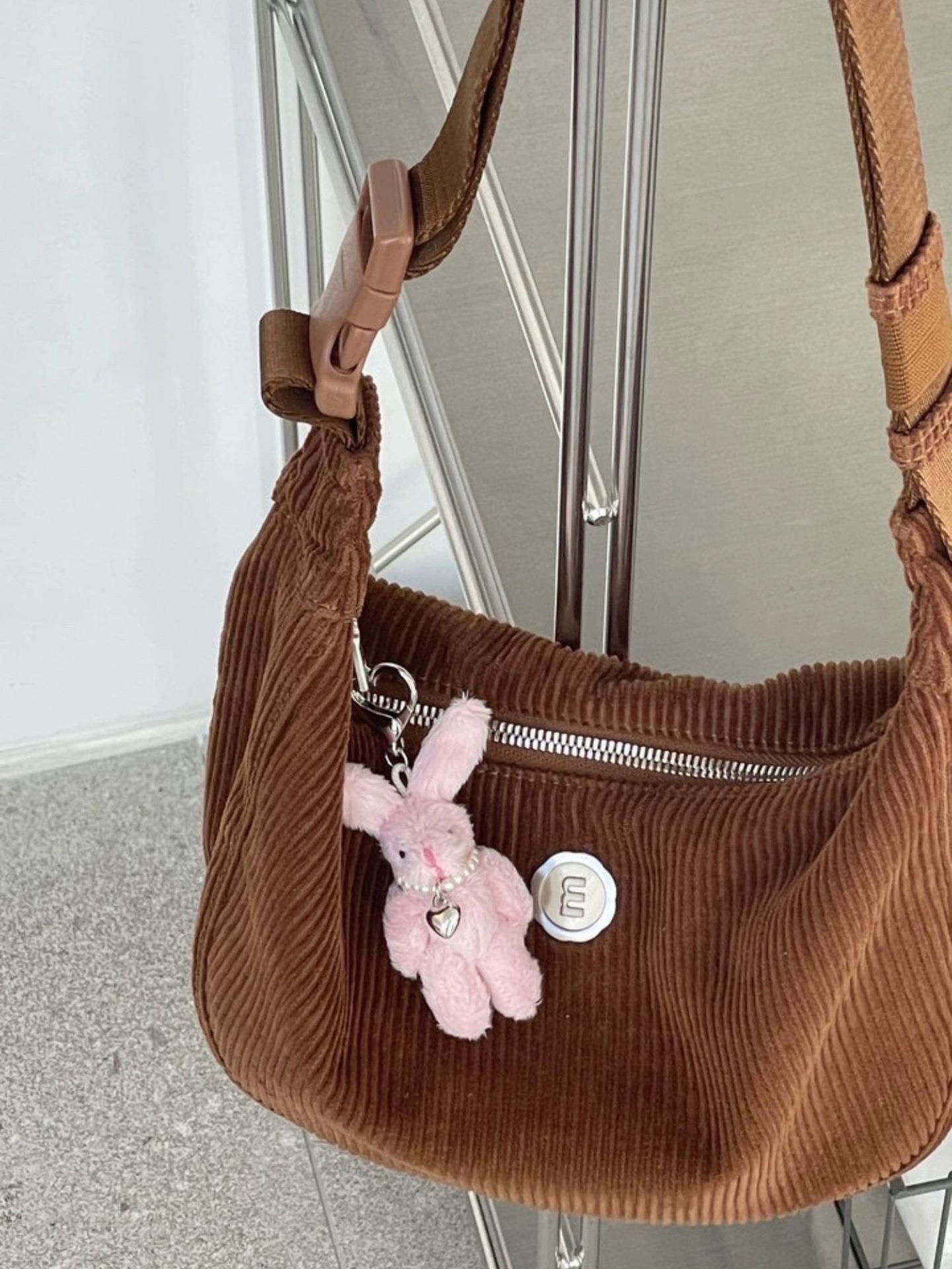 Ins-style handcrafted cute rabbit heart-shaped beaded bags, keychains, pendants, animal toys, dolls and figurines Application Scenario