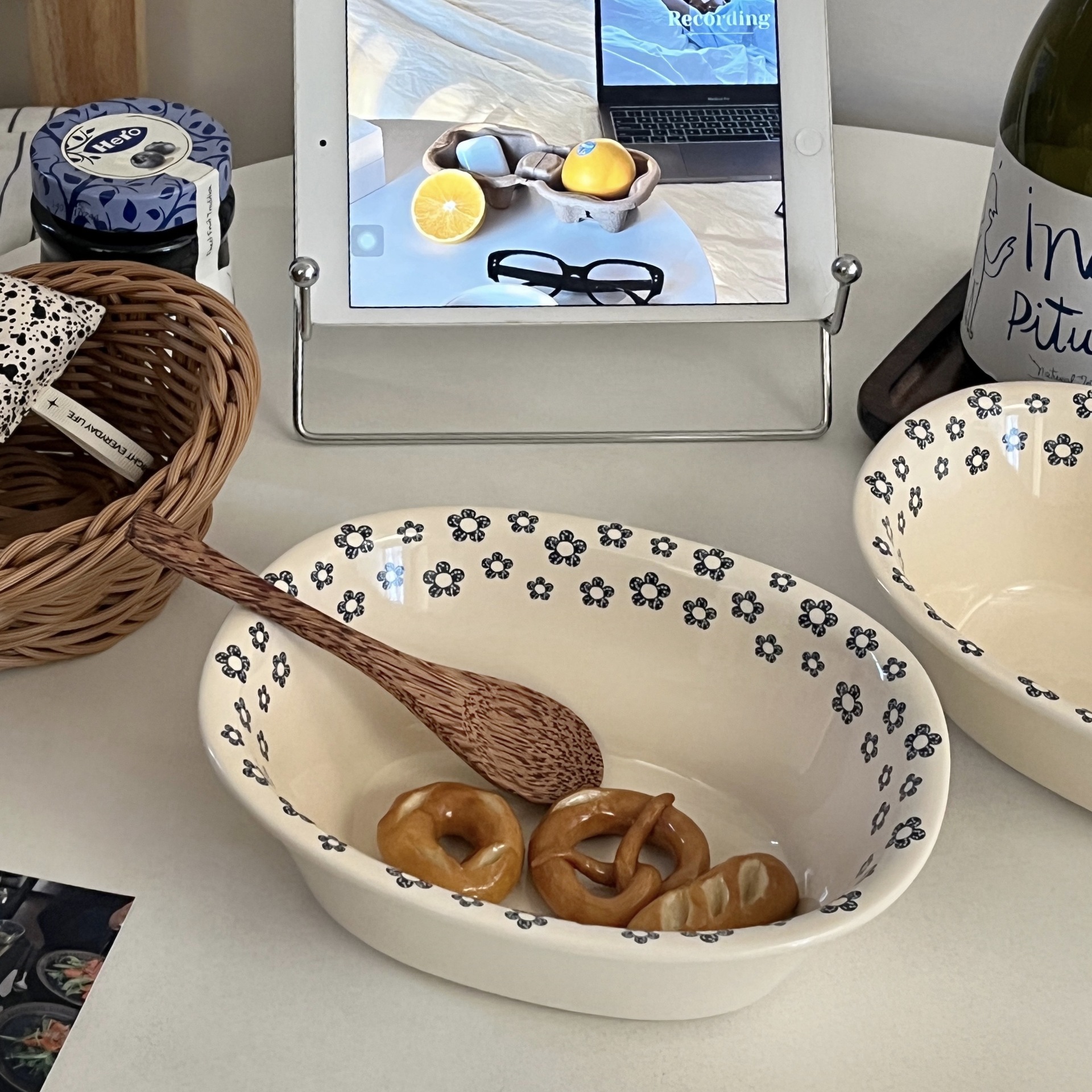 High-quality appearance ceramic bowls, retro small blue flower oval deep bowls, salad bowls, fruit bowls, household tableware, soup bowls, instant noodle bowls Application Scenario