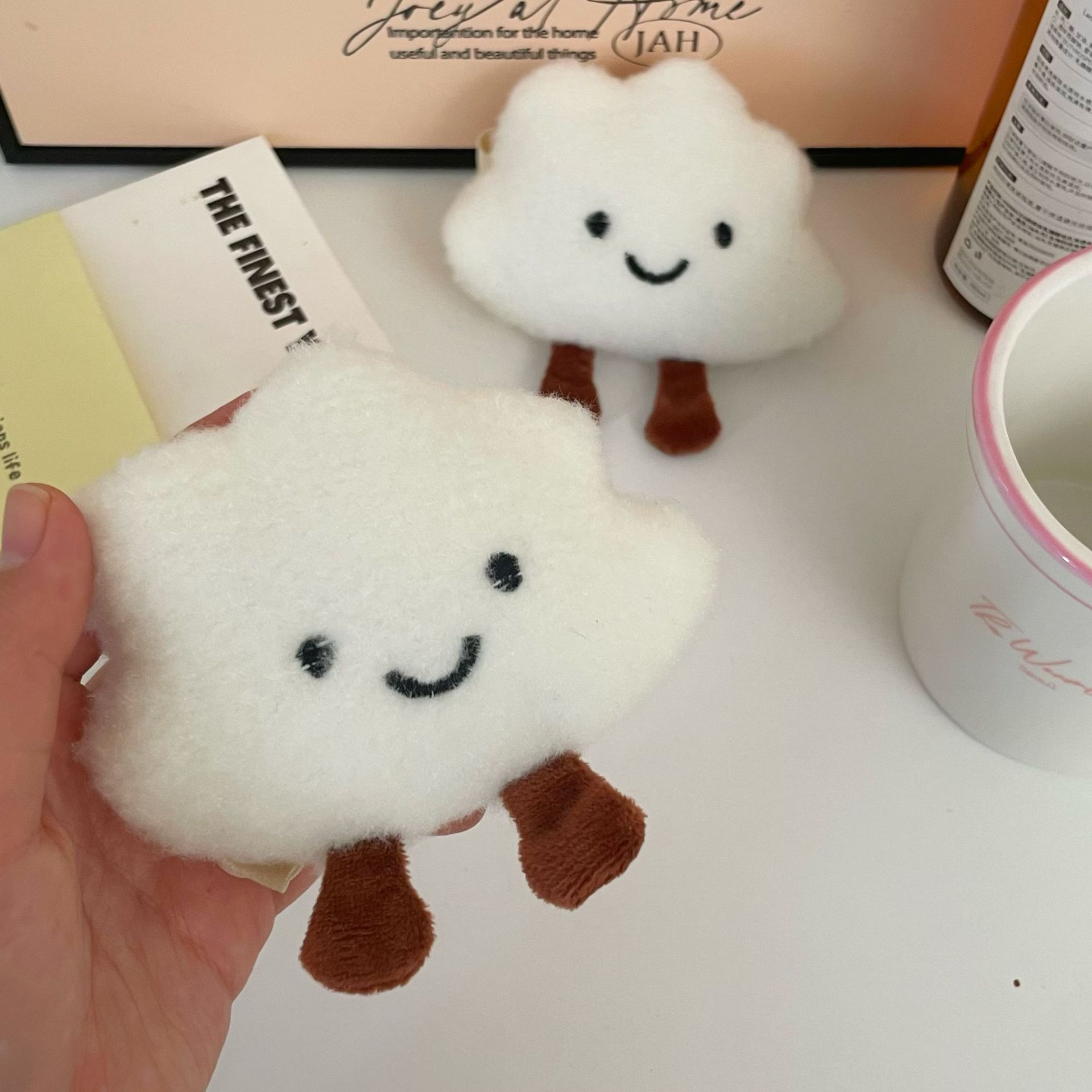 Plush cloud smiling face curtain strap, new cute doll, creative accessory, plush elastic buckle, living room decoration details Picture