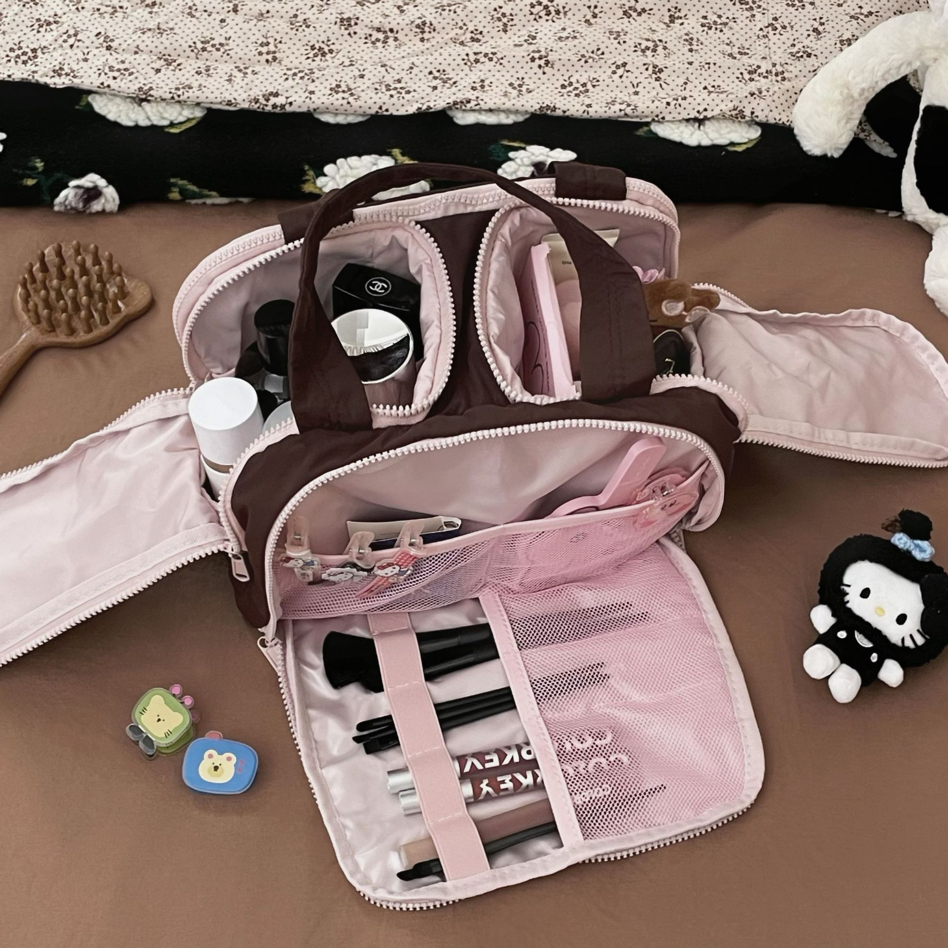 The 2025 new zoned makeup bag with a high-end feel, large capacity, double wide opening, fluffy travel portable toiletries and storage bag details Picture
