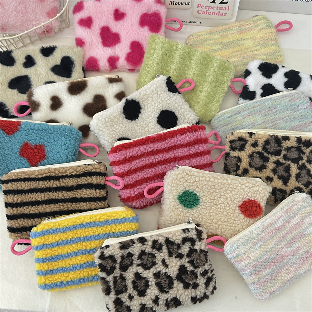 411281 InS-style plush heart-shaped red envelope, student holding a small makeup bag, key, coin purse, ID bag full figure