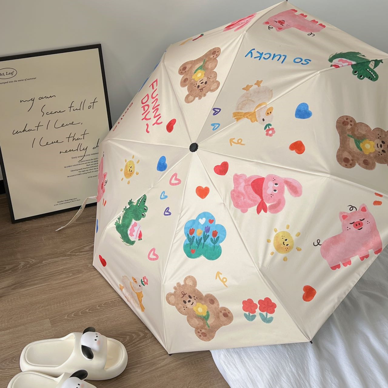 Original design! Graffiti Happy Bear Umbrella, cute cartoon, all-weather and all-weather black rubber umbrella, portable three-fold umbrella Application Scenario