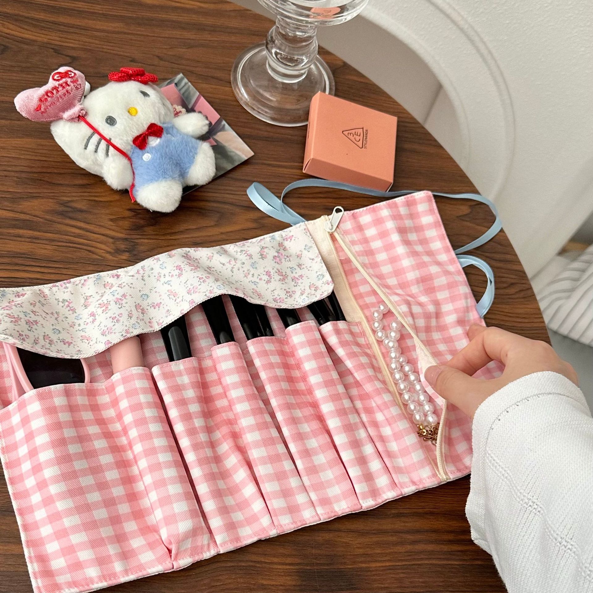 Spring floral makeup bag, girlish heart, large-capacity brush bag, portable and rollable makeup brush storage bag, hand-held pen case Application Scenario