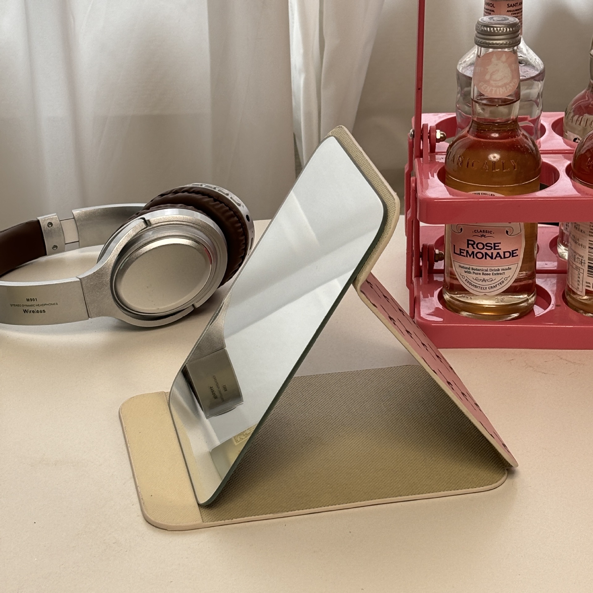 Sweet pink bow makeup mirror, portable small mirror, student dormitory desktop folding mirror table style dressing mirror Application Scenario