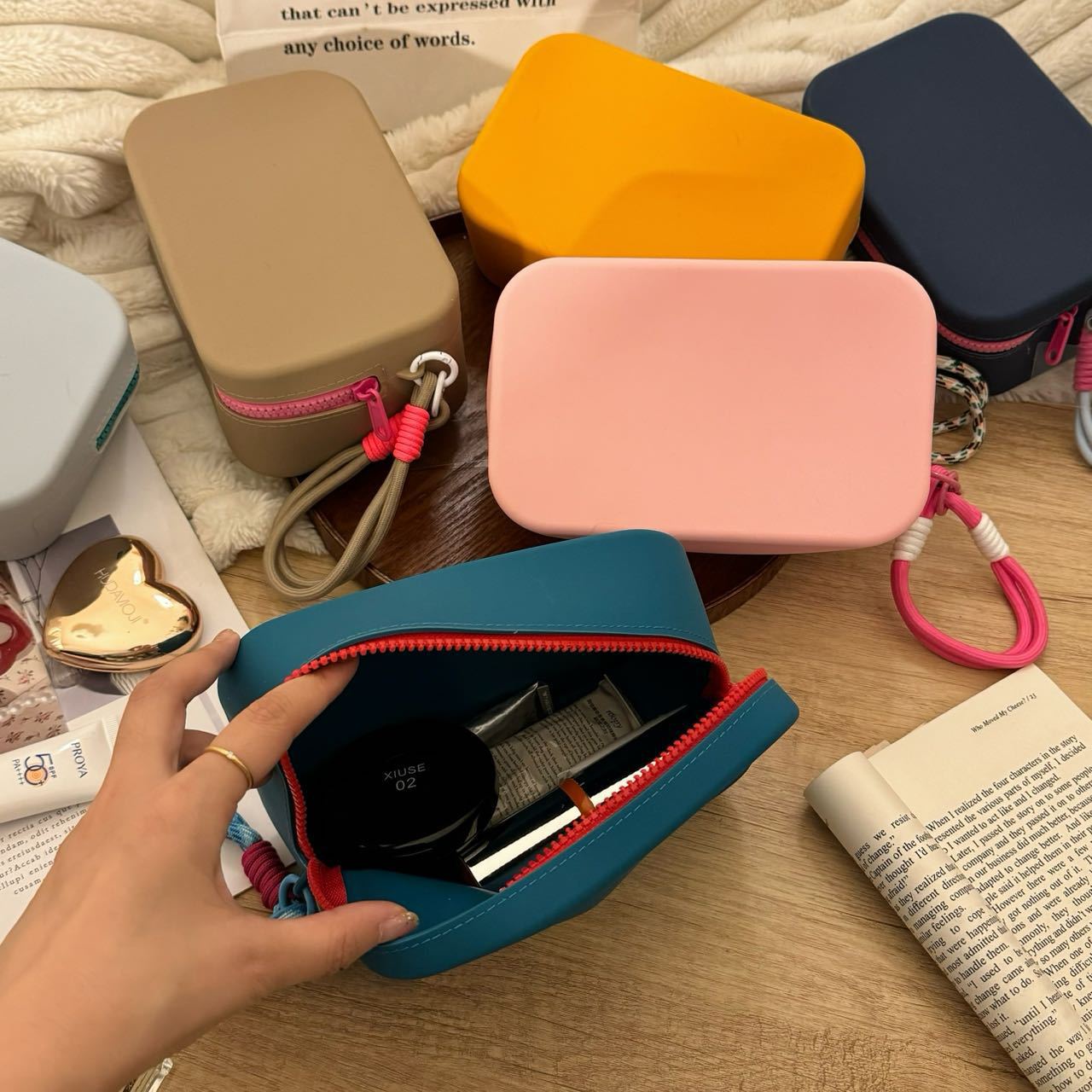 2024 New silicone cosmetic bag, large capacity, portable, waterproof, travel toiletry bag, jewelry, desktop storage silicone bag Application Scenario