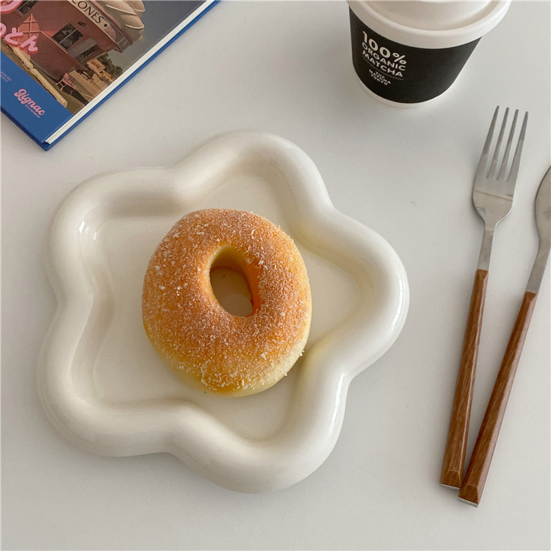 Korean ins cream-colored flower ceramic plates, home creative breakfast dessert plates, salad plates, vegetable plates, photo props Application Scenario