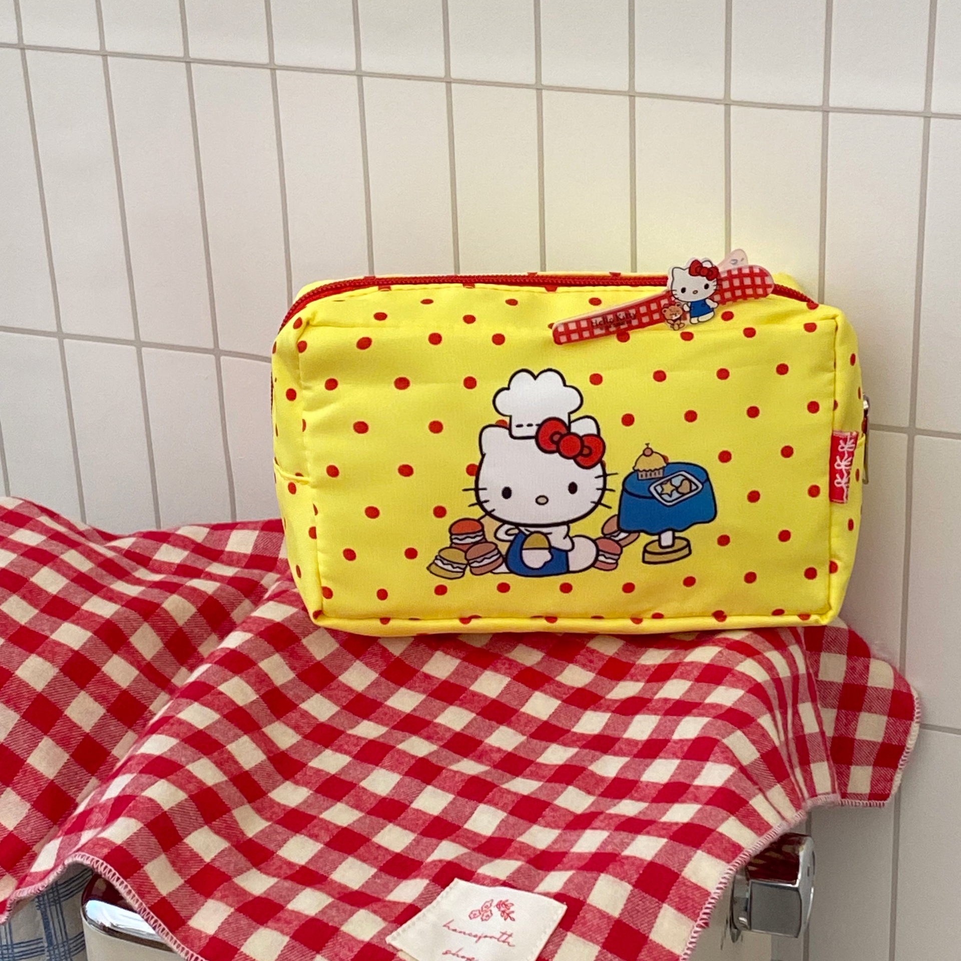 Japanese-style cartoon polka dot cat storage bag, essential travel storage bag, large-capacity portable cosmetics and toiletries bag for women details Picture