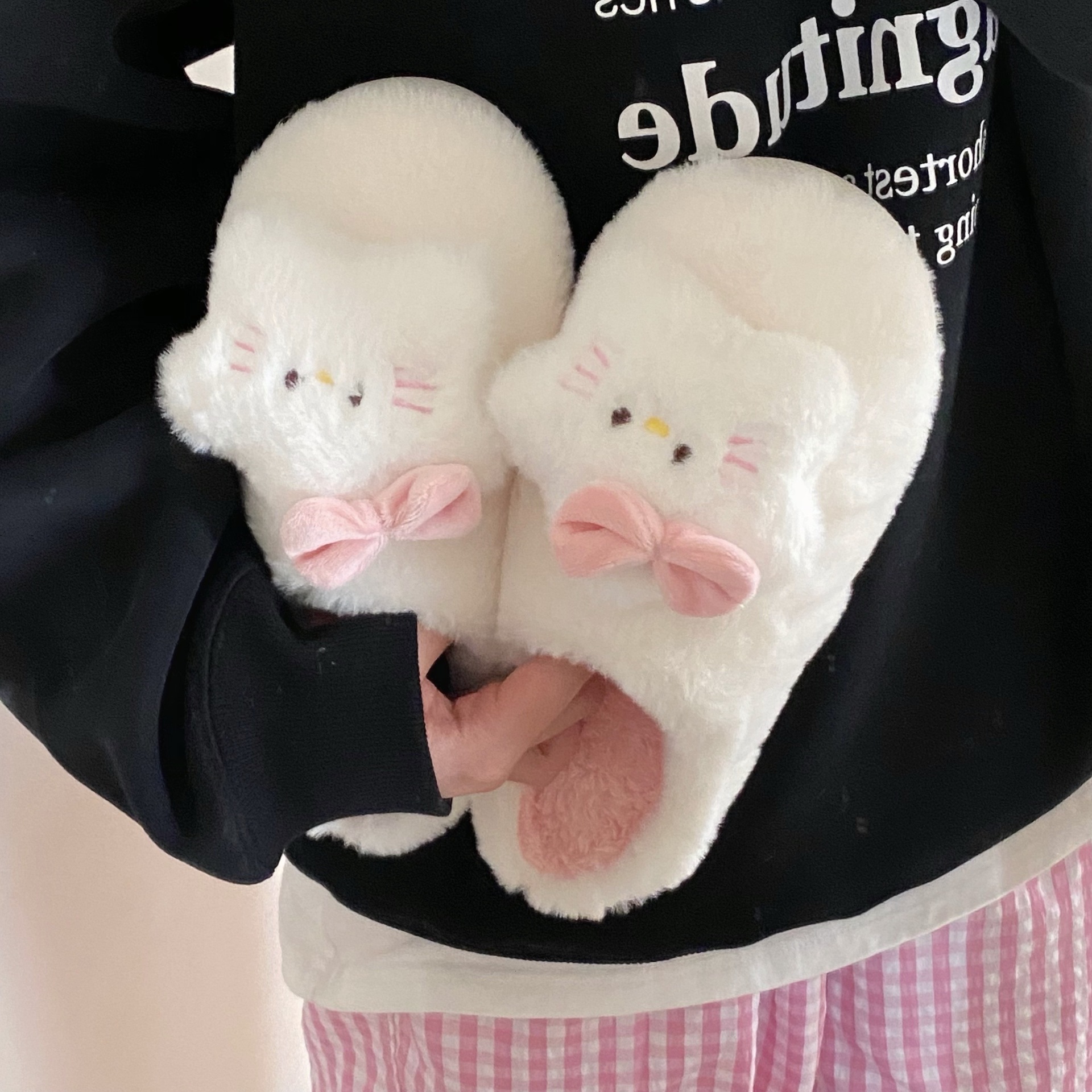 Five-pointed star cat slippers, original design, warm and comfortable in winter, home flat toe slippers, bathroom anti-slip for women details Picture
